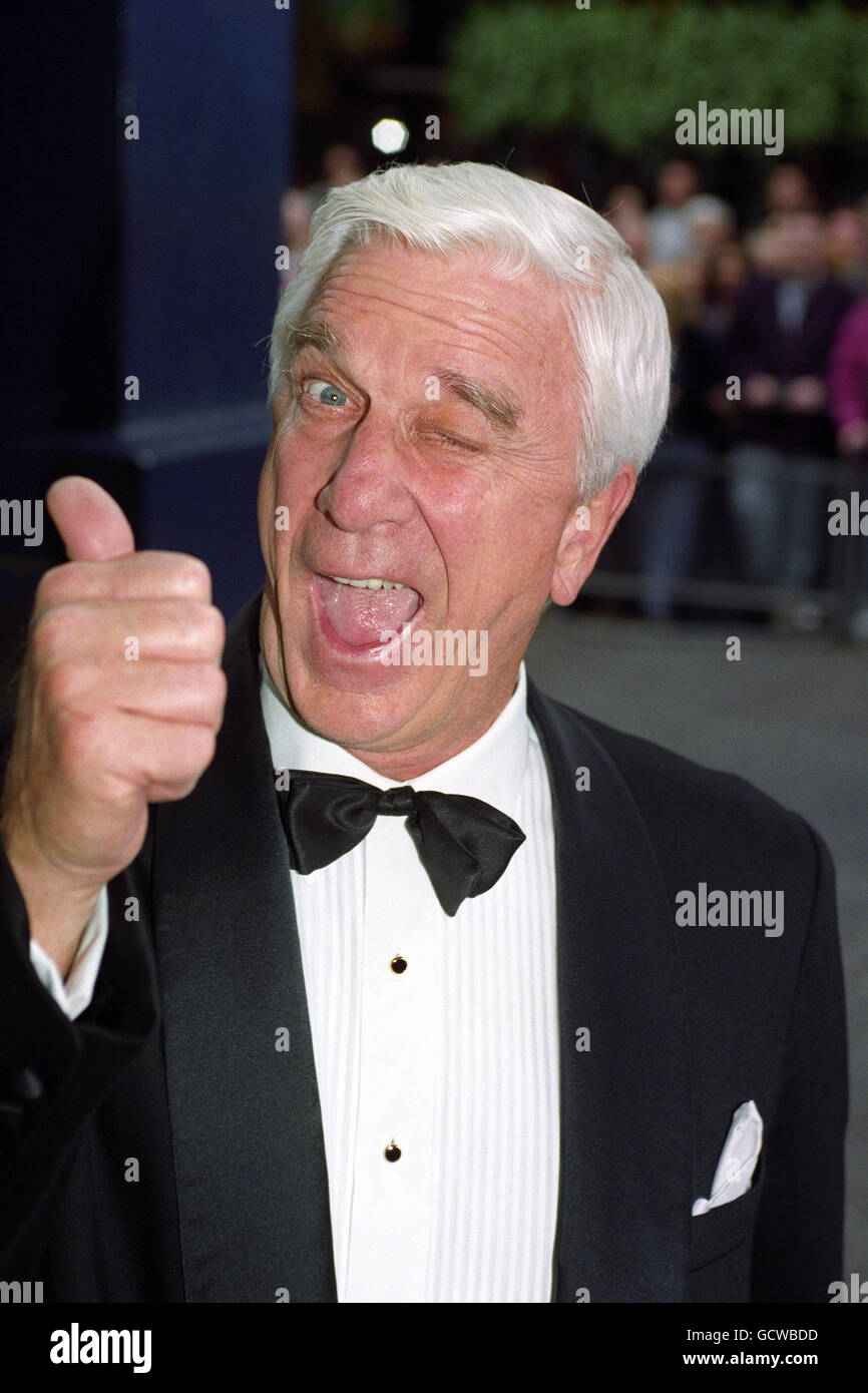 Divertissement - BAFTA Awards 1994 - Theatre Royal, Londres.L'acteur Leslie Nielsen assiste à la cérémonie des BAFTA Awards au Theatre Royal de Londres Banque D'Images