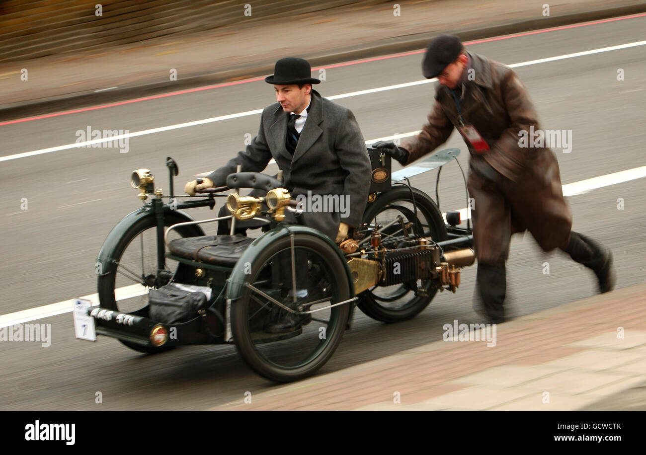 Course de voitures de Londres à Brighton Veteran.Participants à la course de voiture de vétéran de Londres à Brighton sur Brixton Hill, dans le sud de Londres. Banque D'Images