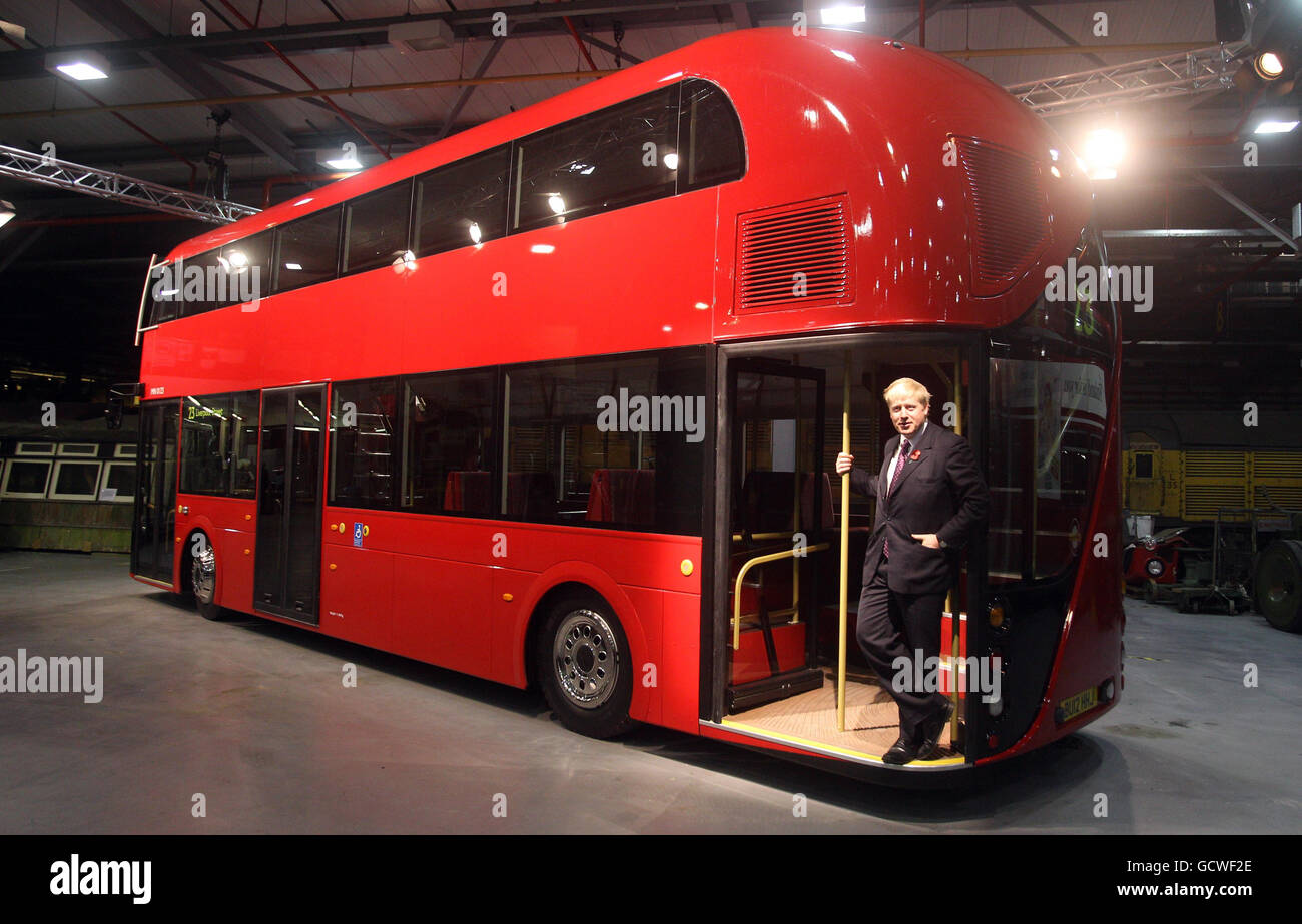 Le maire de Londres Boris Johnson dévoile une maquette grandeur nature du nouveau bus à impériale à arrêts multiples pour Londres, basé sur le chauffeur et chef d'orchestre Routemaster d'Acton, dans l'ouest de Londres. Banque D'Images