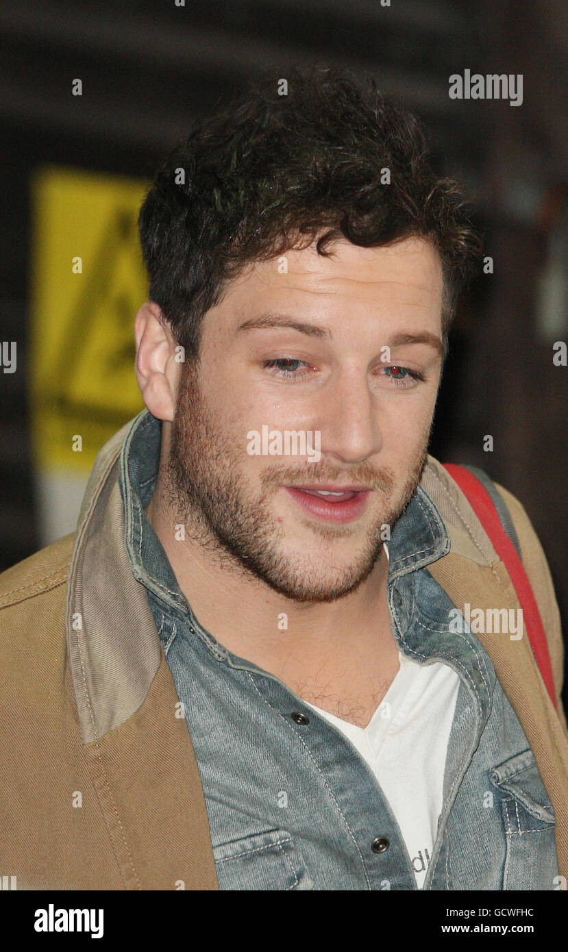 Facteur X 2010.Matt Cardle, participant au X Factor, quitte les Fountain Studios à Wembley, dans le nord de Londres, après le spectacle en direct du X Factor. Banque D'Images