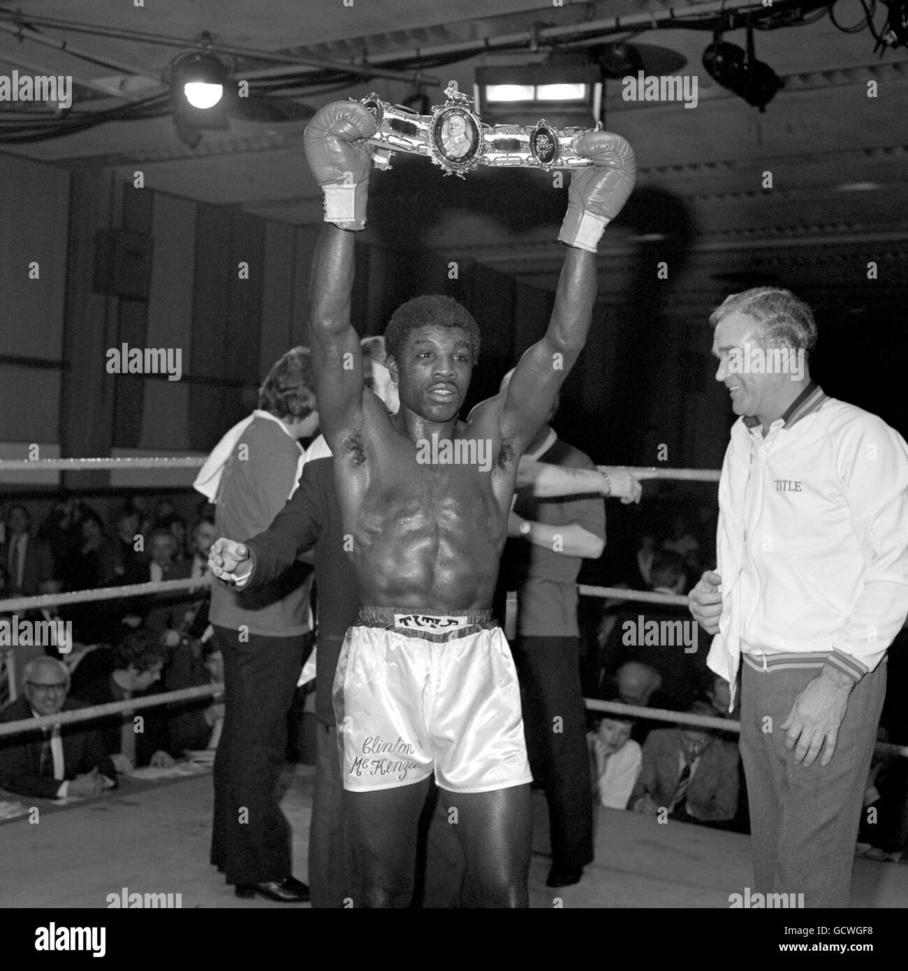 Clinton McKenzie célèbre avec sa ceinture Lonsdale après avoir battu Steve  tôt et avoir conservé son titre de poids-lourd léger britannique Photo  Stock - Alamy