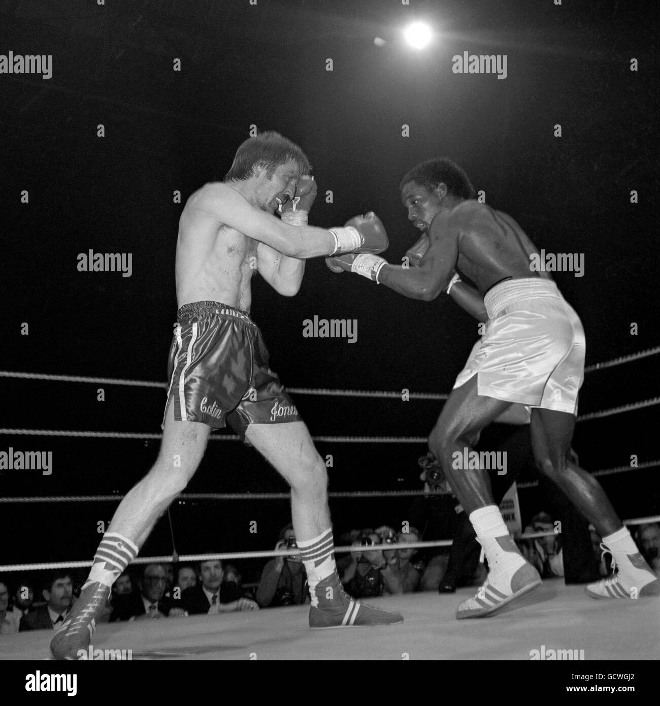 Welshman Colin Jones, à gauche, en action contre Don Curry, champion du monde de poids-lourd de la WBA, en défense de l'Amérique. Banque D'Images