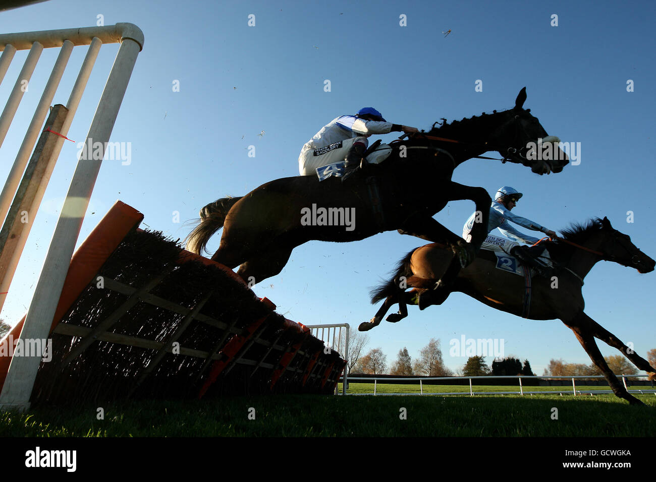 Vue générale du saut de champ sur la barre de suspension Parcours à l'hippodrome de Leicester Banque D'Images
