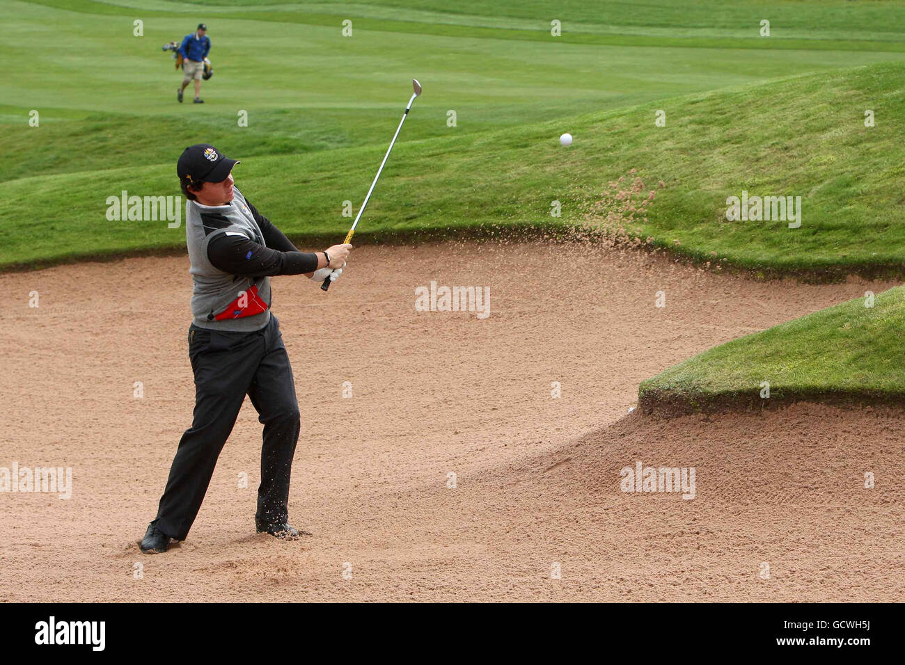 Golf - 38e Ryder Cup - Europe / Etats-Unis - première journée de pratique - Celtic Manor Resort. Rory McIlroy d'Europe sort le ballon d'un bunker Banque D'Images