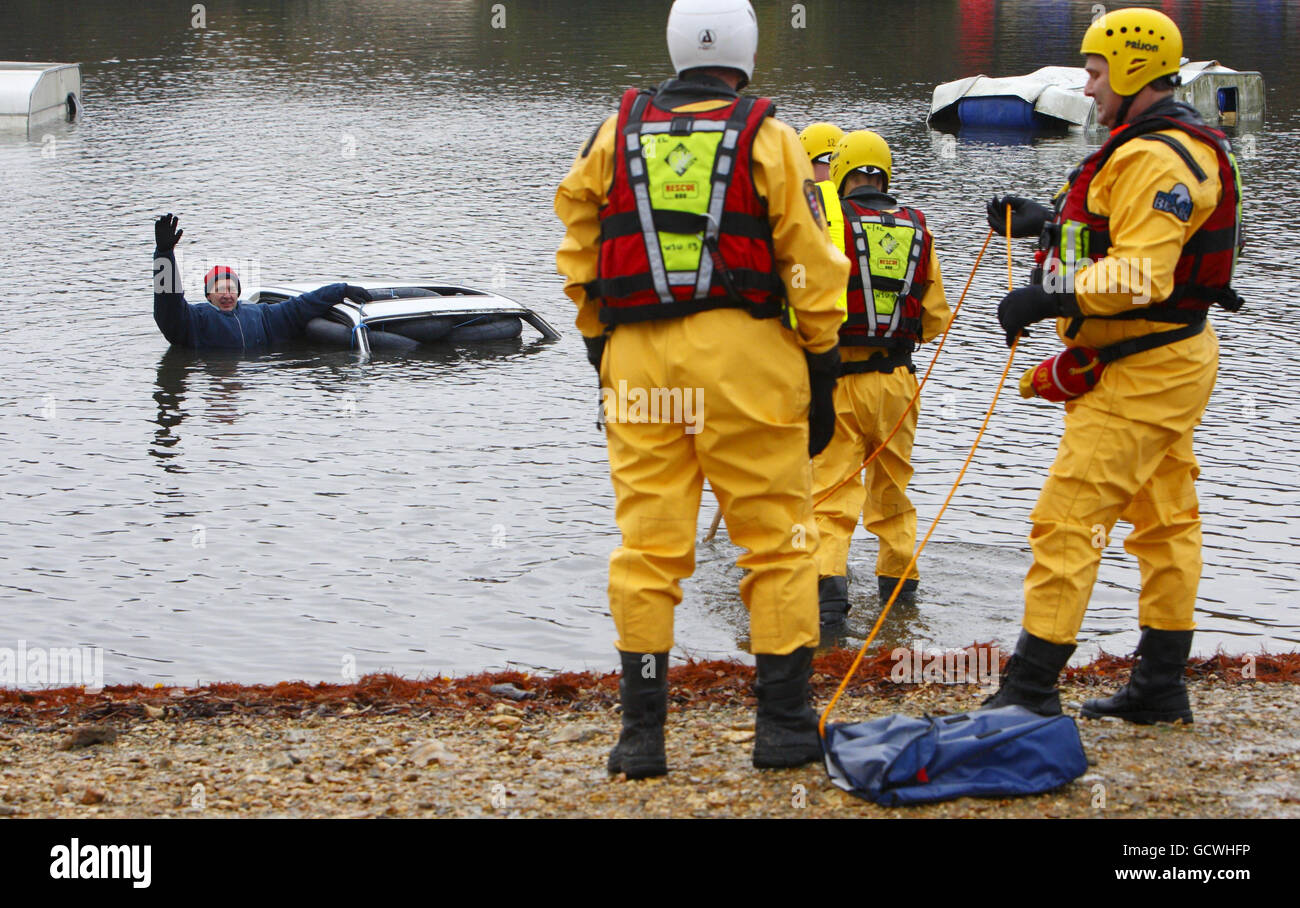 Les intervenants d'urgence participent à un exercice d'inondation simulé au lac Hawley, dans le Hampshire, avant l'exercice Watermark, un exercice d'essai national d'une semaine en mars de l'année prochaine, où l'intervention en cas d'inondation dans tout le pays sera testée à la limite. L'exercice Watermark sera l'un des plus grands exercices d'urgence jamais entrepris au Royaume-Uni et est conçu pour tester la réponse du pays aux graves inondations de grande superficie. Banque D'Images