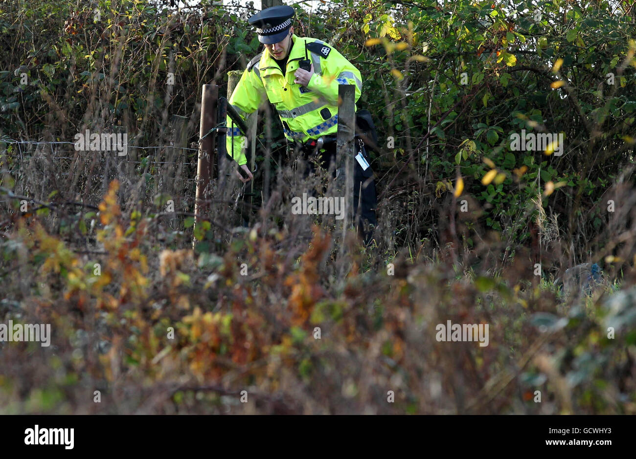 La police traverse la forêt de Garadhban, près du Loch Lomond, après une explosion dans la forêt mercredi. La police de Strathclyde enquête sur les dommages causés aux arbres dans la région boisée, à environ 300 à 400 mètres du Prieuré de Ross. Banque D'Images