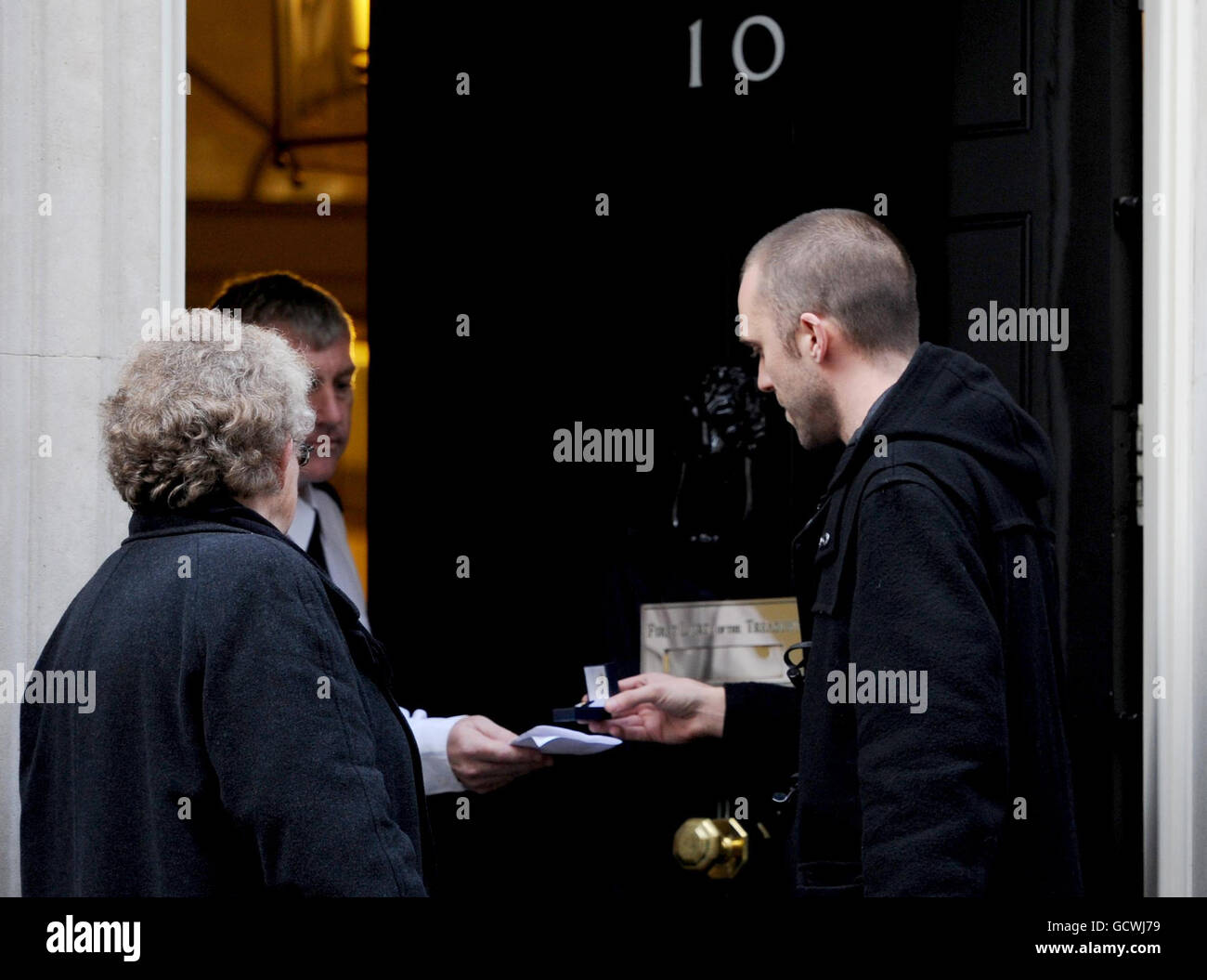 L’ancien soldat et militant anti-guerre Joe Glenton, emprisonné pour avoir refusé de rentrer en Afghanistan, remet ses médailles militaires au 10 Downing Street à Londres. Banque D'Images