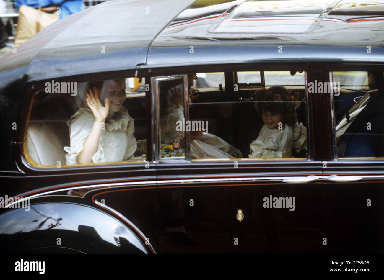 Sarah Armstrong-Jones et Catherine Cameron, deux des demoiselles d'honneur, dans une voiture en route vers la cathédrale Saint-Paul pour le mariage du prince de Galles et de Lady Diana Spencer Banque D'Images