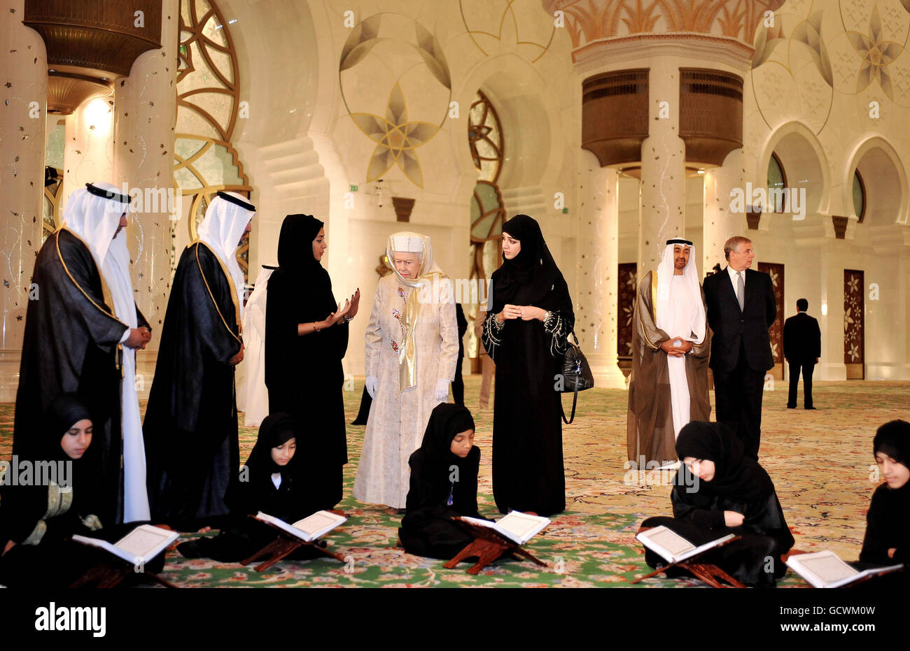 La reine Elizabeth II de Grande-Bretagne (quatrième à gauche), accompagnée du duc d'York (première à droite), regarde les jeunes filles lire le Saint Coran dans la Grande Mosquée Sheikh Zayed à Abu Dhabi, dans le cadre d'une visite d'État de cinq jours dans le golfe. Banque D'Images