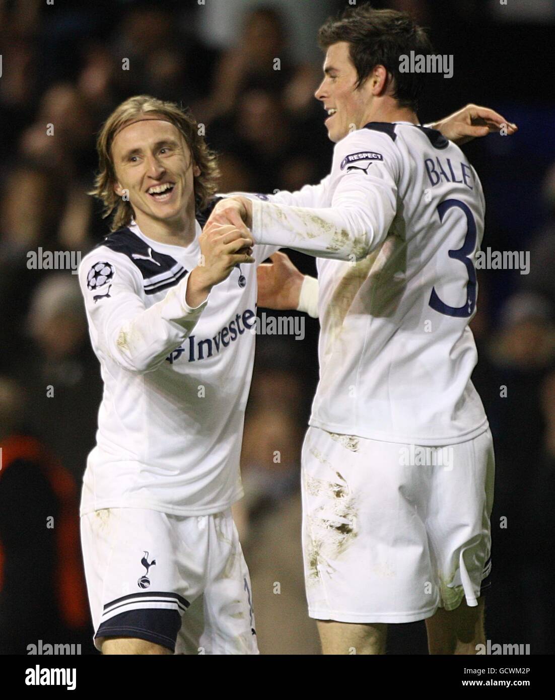Luka Modric de Tottenham Hotspur (à gauche) célèbre après avoir marquant son  côté Deuxième but du jeu avec Gareth Bale, coéquipier Photo Stock - Alamy