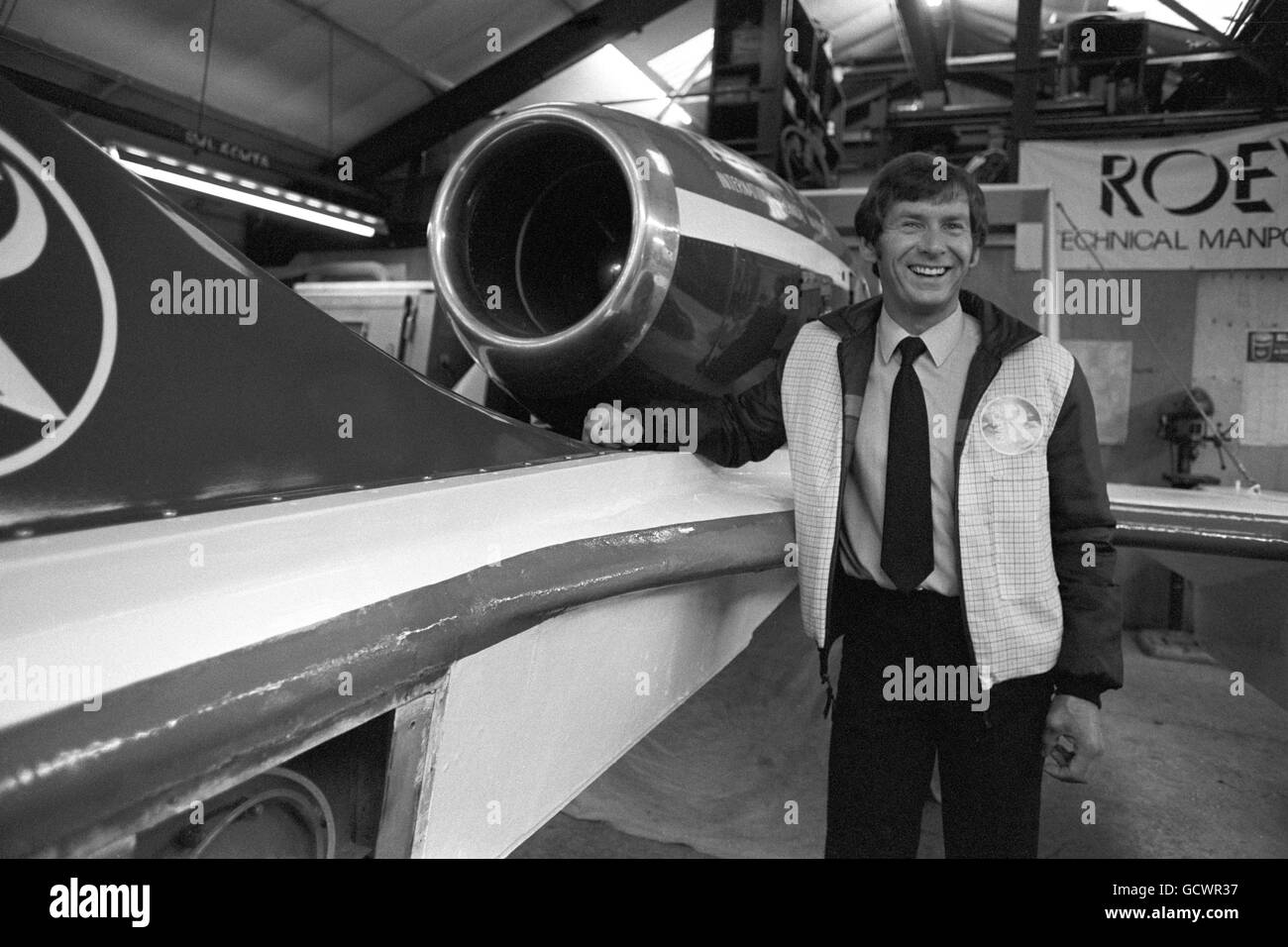 Tony Fahey, homme d'affaires de Manchester, lors du dévoilement de Miss Alton Towers, le hors-bord propulsé par jet, dans lequel il espère battre le record mondial de vitesse de l'eau de 319.627 km/h tenu par l'australien Ken Warby, établi en 1978. Banque D'Images