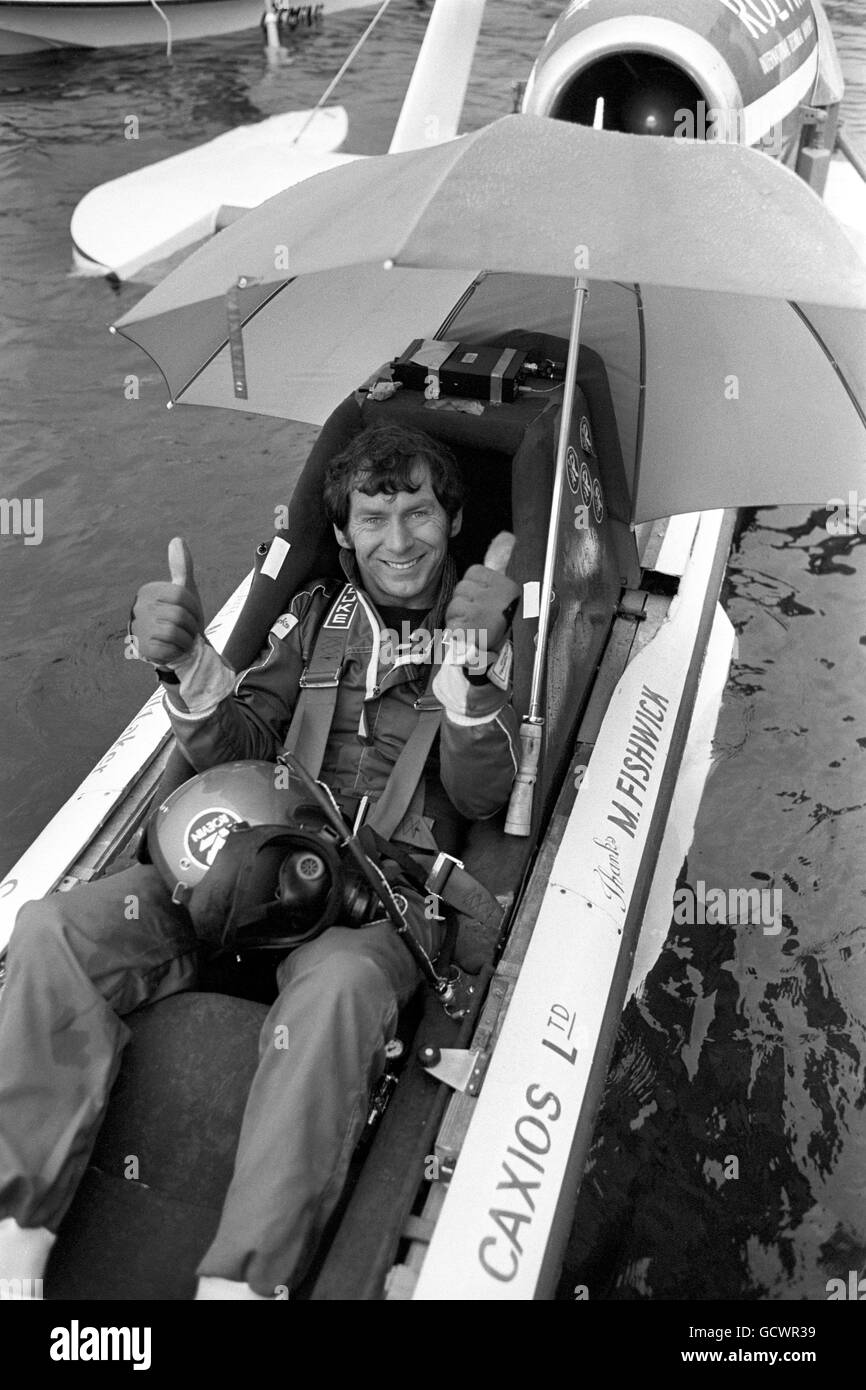 L'homme d'affaires de Manchester Tony Fahey dans le cockpit de Miss Alton Towers, le hors-bord propulsé par jet, dans lequel il espère battre le record mondial de vitesse de l'eau, sur Coniston Water. Banque D'Images