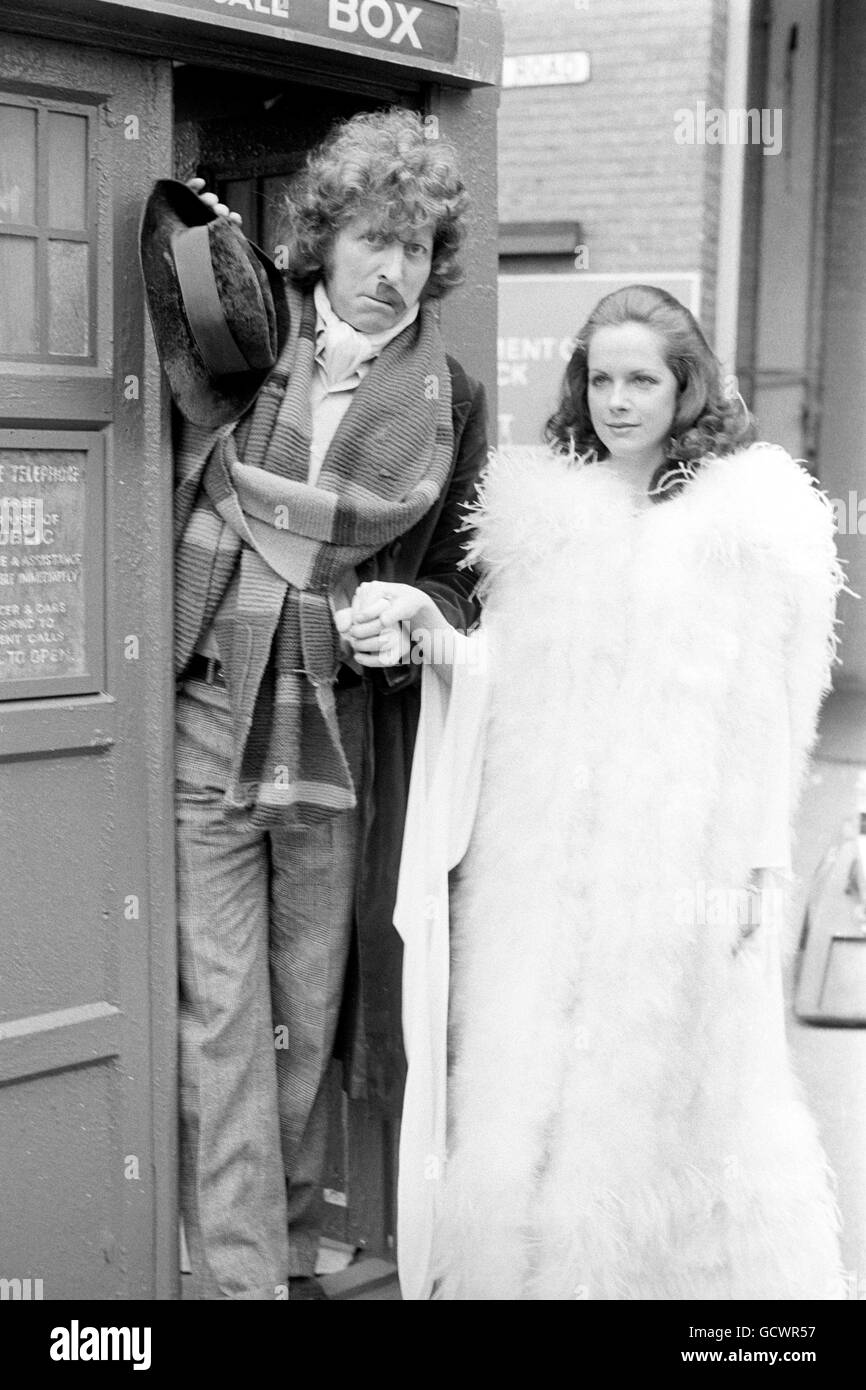 L'actrice Mary Tamm, la dernière à faire équipe avec le Dr Who (Tom Baker), dans la longue série télévisée de la BBC. Mary joue Romana, une dame du temps. Baker porte la preuve d'une rencontre avec le chien d'un ami, d'où le plâtre dans sa lèvre. Banque D'Images