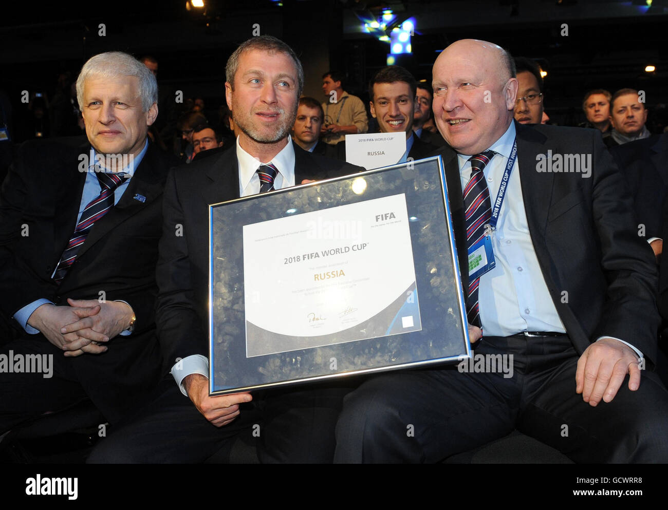 Le propriétaire de Chelsea Roman Abramovich (centre) pose avec un certificat de soumission gagnant avant une conférence de presse russe 2018 au Centre d'exposition de Zurich, Zurich. Banque D'Images