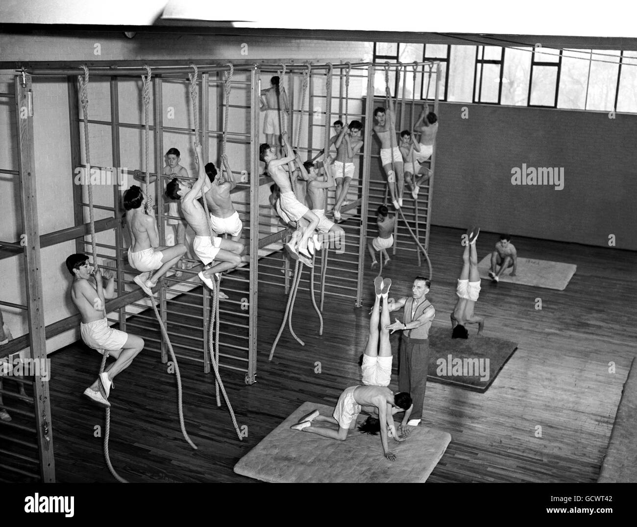 Cours de gym dans le nouveau bloc de gym au L.C.C. Comprehensive School, Islington, Londres. Banque D'Images