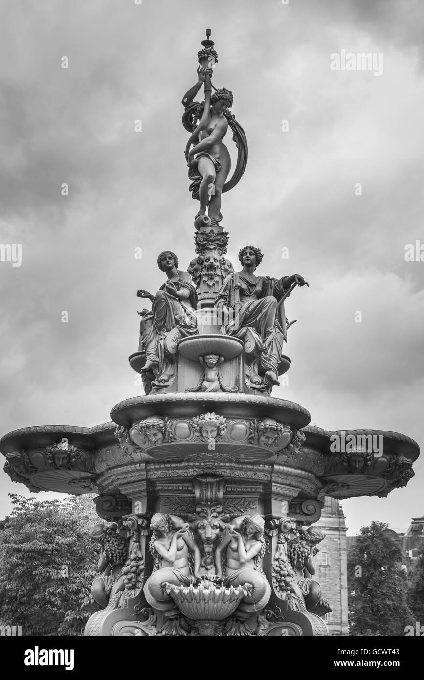 Ornate fountain (fontaine) Ross avec sculptures de femmes contre un ciel nuageux, Princes Street Gardens, Édimbourg, Écosse Banque D'Images