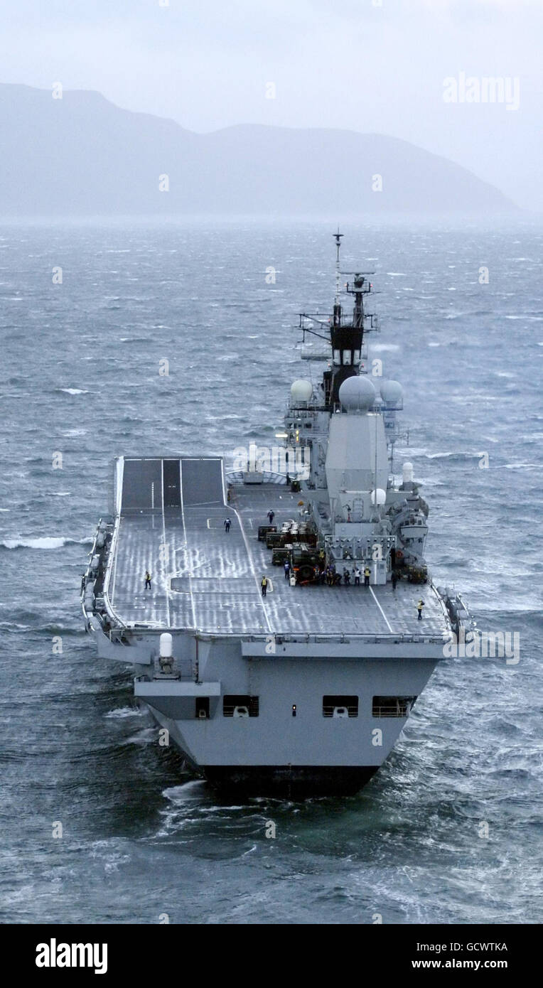 Le porte-avions de la Royal Navy, le HMS Ark Royal, navigue sur le Firth de Clyde en direction de Glen Mallan Jetty sur Loch long pour décharger des munitions pendant son déclassement. Banque D'Images