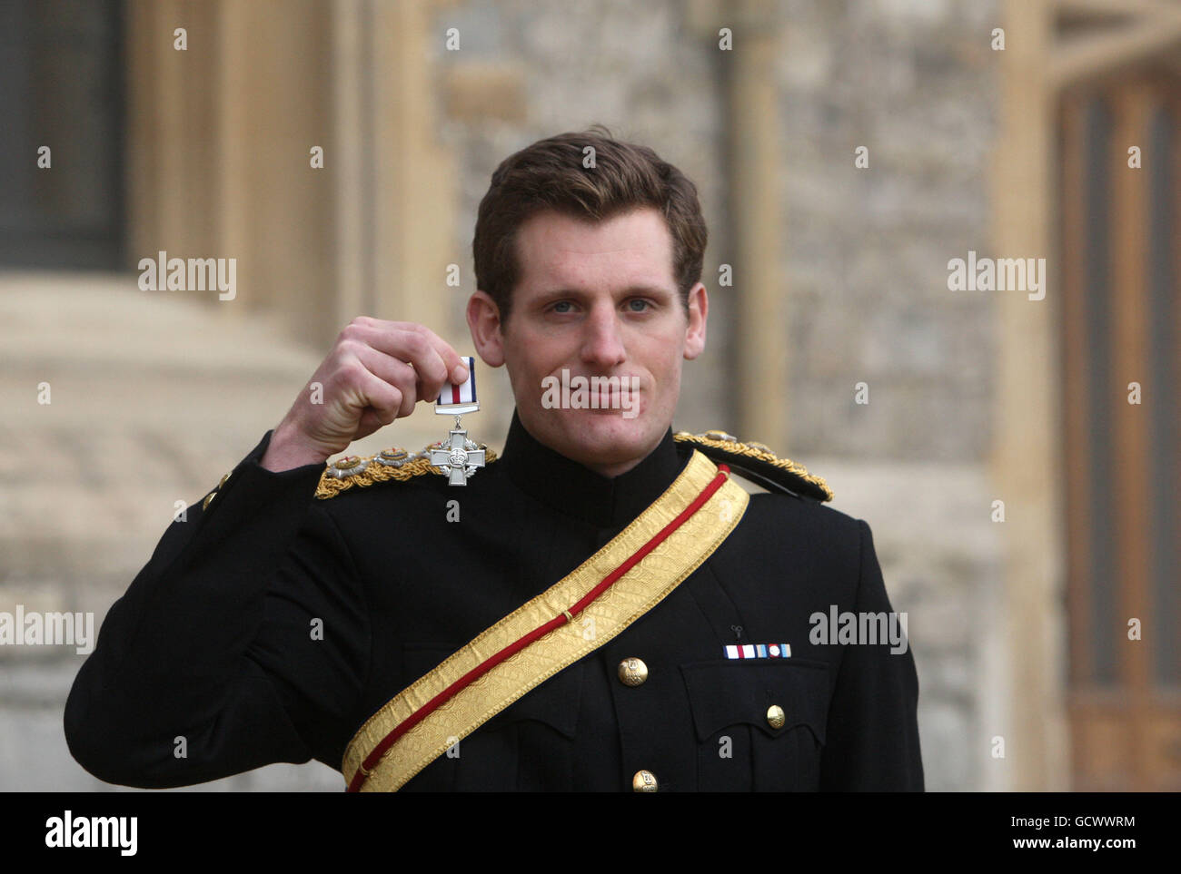 Le capitaine Robin Bourne-Taylor avec sa croix de galanterie ...