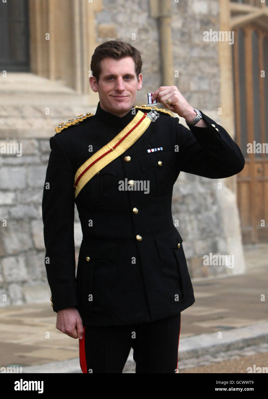 Le capitaine Robin Bourne-Taylor avec sa croix de galanterie ...