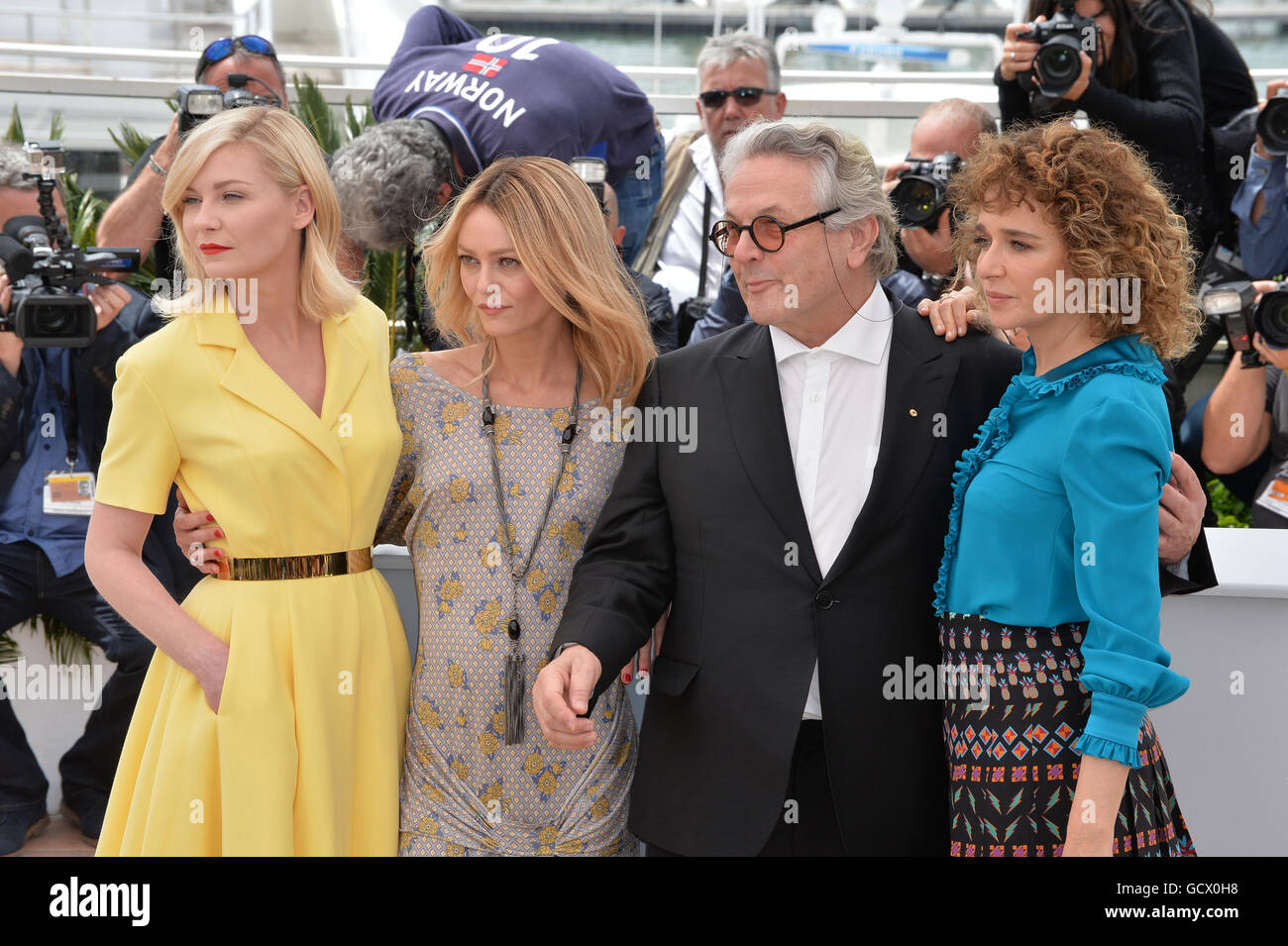 CANNES, FR - 11 MAI 2016 : Actrices Kirsten Dunst, Vanessa Paradis, Valeria Golino avec le réalisateur George Miller à l'une séance de photos pour le Jury du 69e Festival de Cannes. Banque D'Images