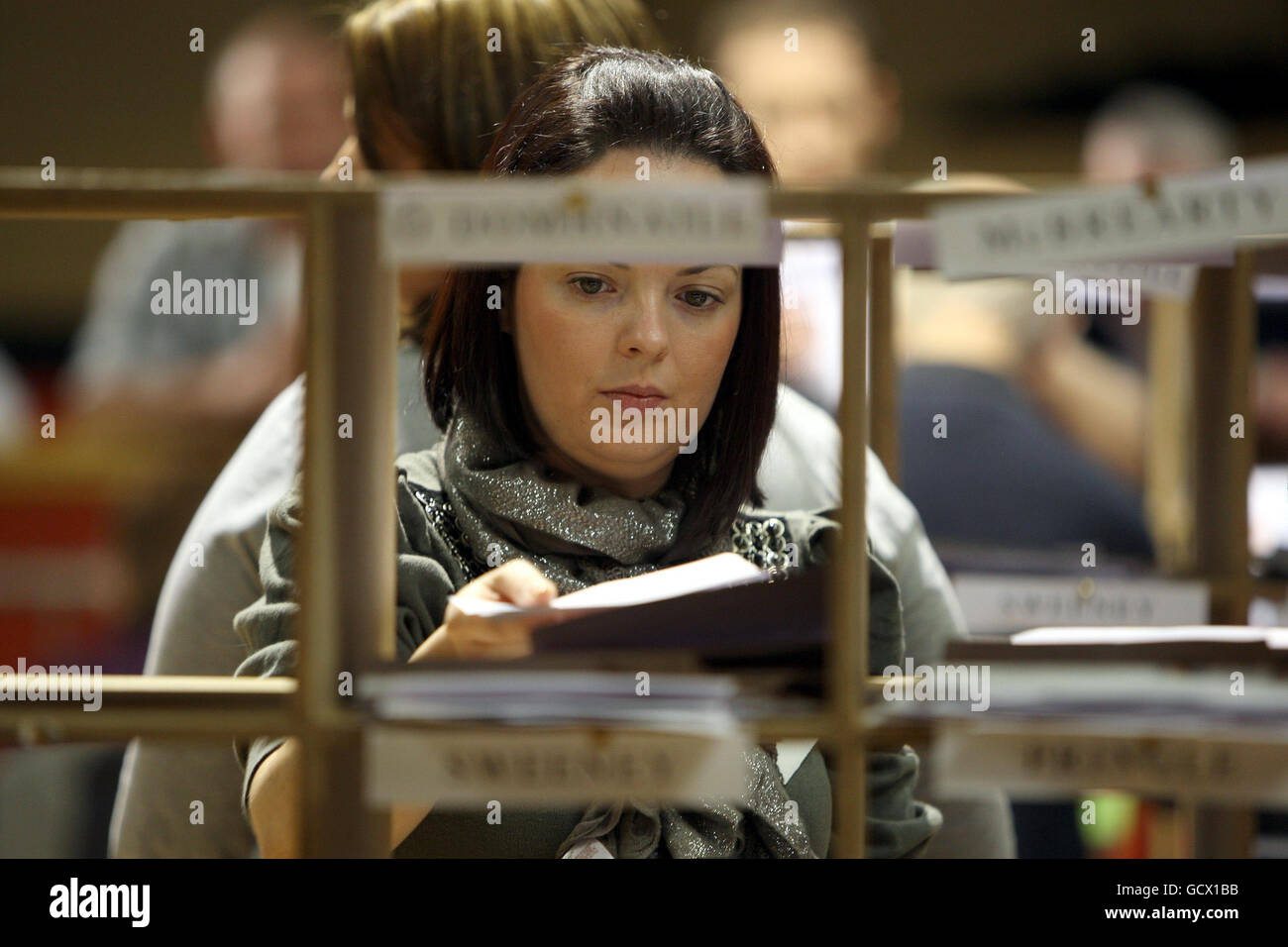 Les votes pour l'élection partielle irlandaise sont comptés dans Donegal. Le gouvernement irlandais assiégé pourrait être mis en place pour une défaite électorale dommageable avec des prédictions anticipées indiquant une victoire de Sinn Fein. Banque D'Images