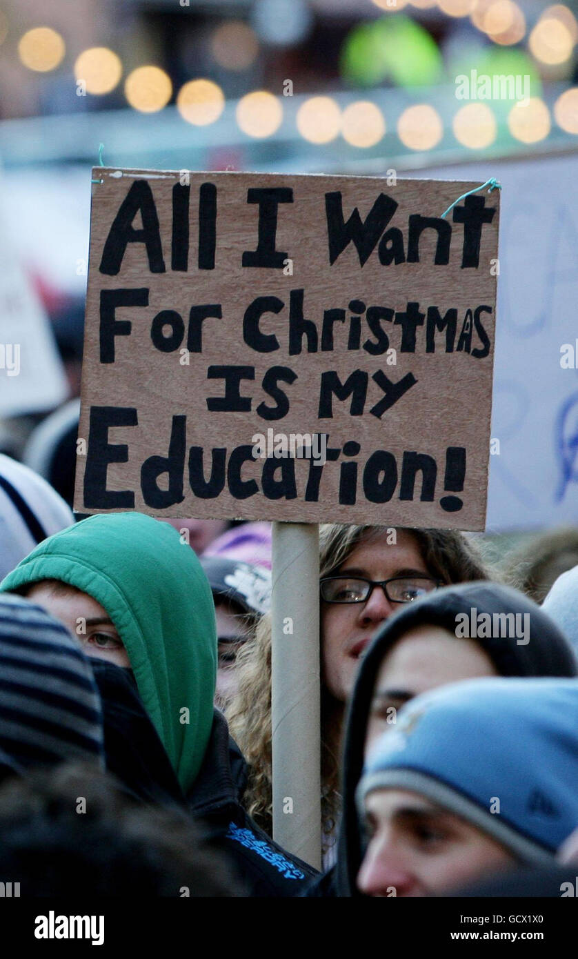 Un manifestant tient un panneau lors d'une marche étudiante dans le centre-ville de Manchester, qui faisait partie d'une campagne nationale sur l'augmentation prévue des frais de scolarité. Banque D'Images