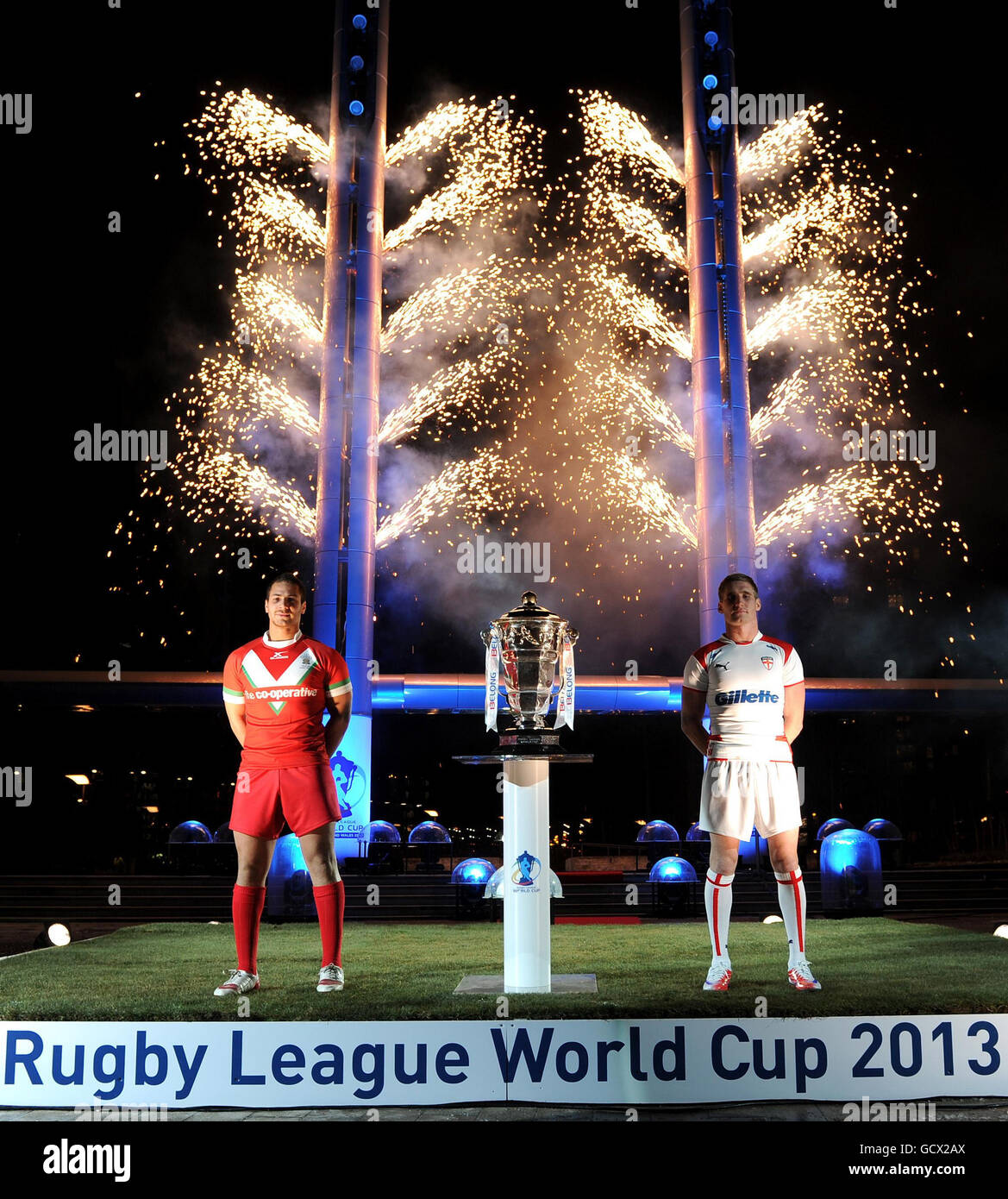 Sam Tomkins (à droite) en Angleterre et Lloyd White au pays de Galles lors de la coupe du monde de rugby à XV lors de l'événement de lancement de la coupe du monde de rugby à XV 2013 à MediaCityUK, Salford. Banque D'Images