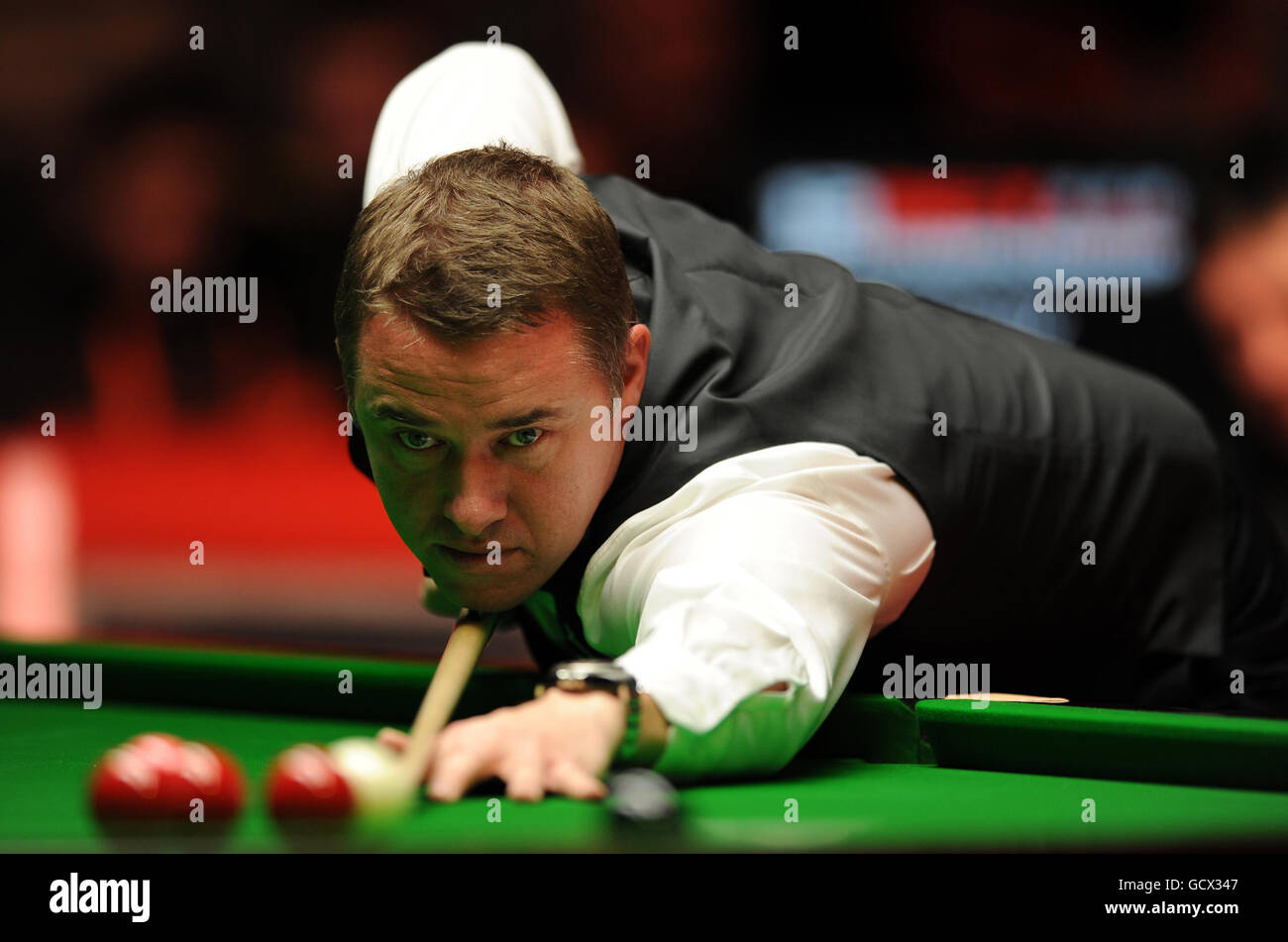 Stephen Hendry en Écosse en action contre Jimmy White en Angleterre lors des championnats du Royaume-Uni 12Bet.Com au Telford International Centre, Telford. Banque D'Images