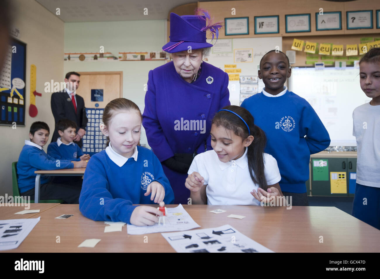 La reine Elizabeth II visite l'école primaire de l'église St Mary et St Pancras à Londres où elle a rencontré des élèves dans les salles de classe et a regardé des élèves lire des extraits de la bible dans le cadre du projet de la Bible YouTube. Banque D'Images