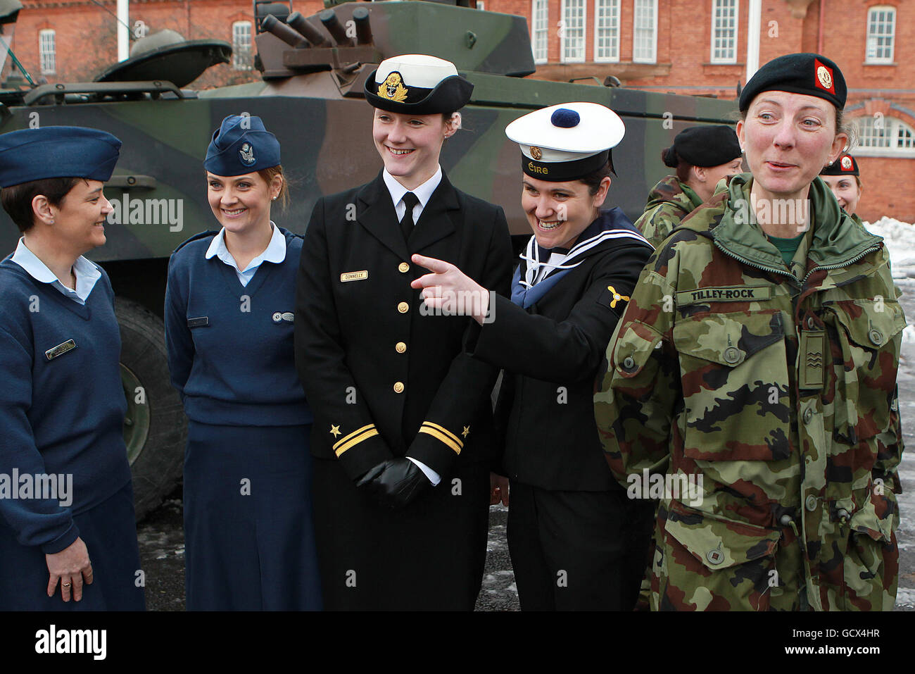 Des femmes des Forces de défense irlandaises à la caserne McKee à Dublin, lors d'un événement en l'honneur de 30 ans de femmes dans l'armée irlandaise. Banque D'Images