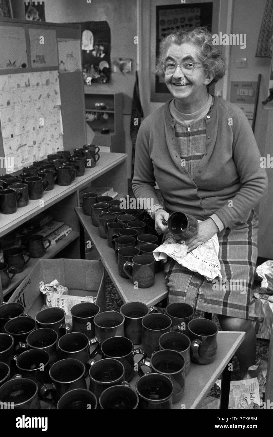 Pour célébrer le mariage royal dans le village Wiltshire du capitaine Phillip, des béchers ont été conçus et fabriqués par Tony Fuvsman, un artisan local. Des coupes commémoratives pour les écoliers sont déballées par Mlle Portia Hobbs. Banque D'Images