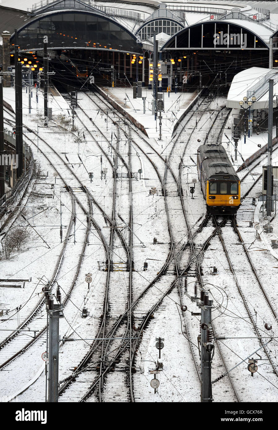 Un train quitte la gare de Newcastle alors que les chutes de neige continuent de causer le chaos dans les voyages à travers le Royaume-Uni. Banque D'Images