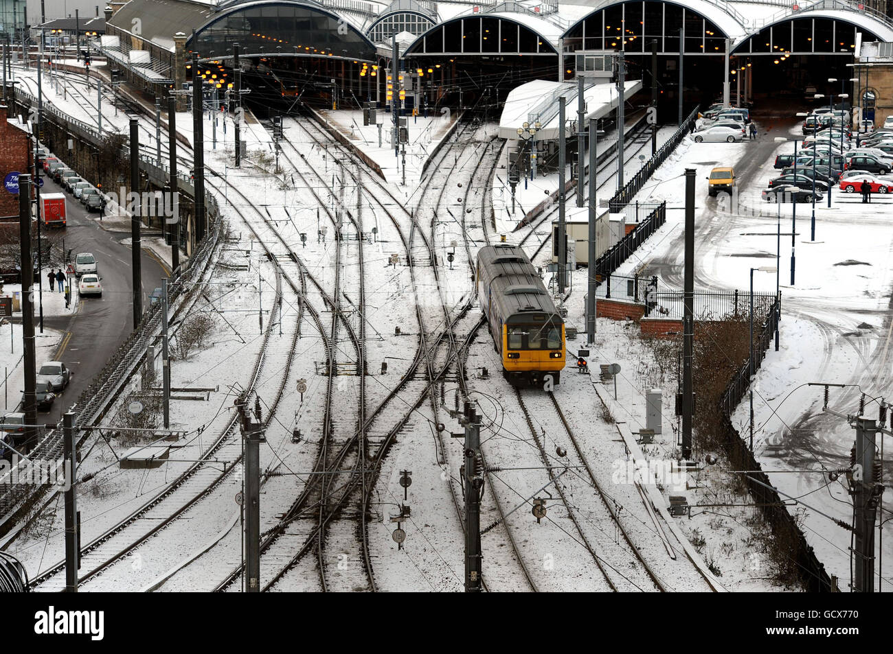 Un train quitte la gare de Newcastle alors que les chutes de neige continuent de causer le chaos dans les voyages à travers le Royaume-Uni. Banque D'Images