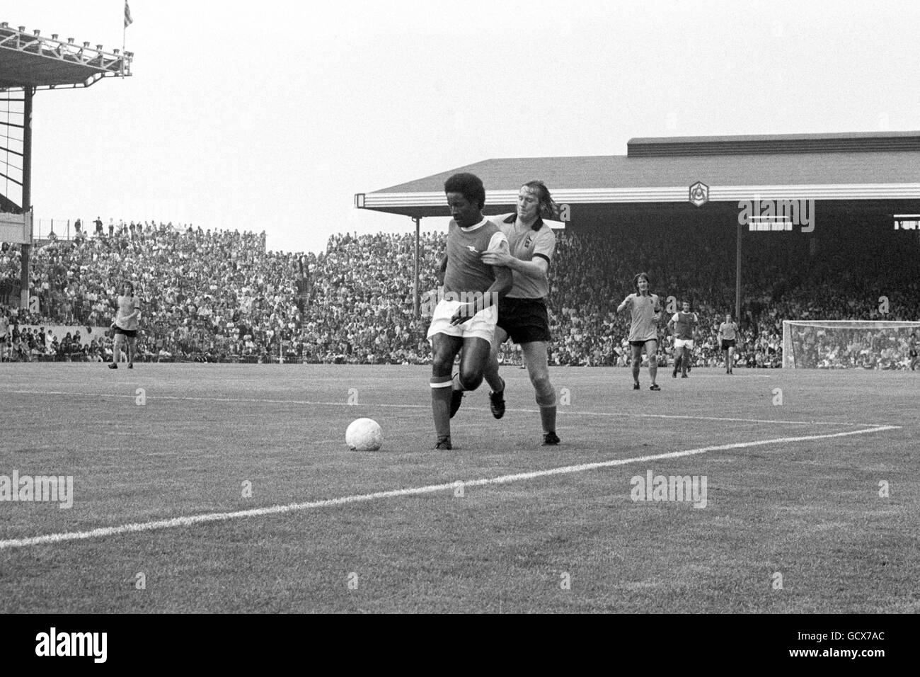 Brendon Batson d'Arsenal (le premier joueur noir à jouer pour Arsenal) retient Dave Wagstaff de Wolverhampton Wanderers. Les loups ont remporté le match 3-1 devant un peu plus de 21,000 spectateurs. Banque D'Images