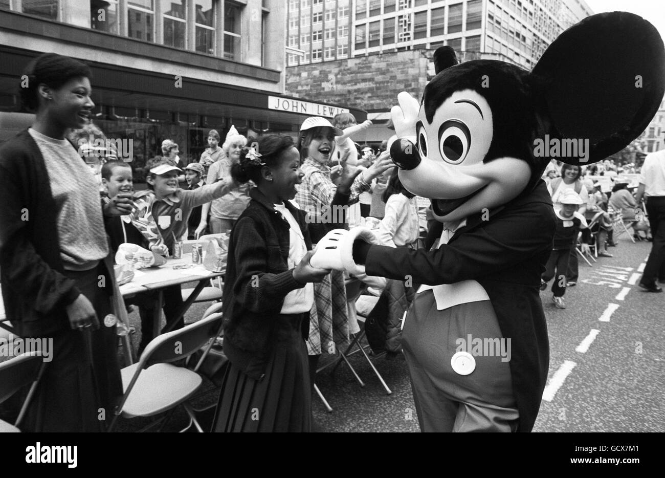 Mickey Mouse, personnage de dessin animé de Walt Disney, fait une apparition dans une immense fête d'enfants sur Oxford Street, pour célébrer le mariage royal à venir. Banque D'Images Mickey Mouse, personnage de dessin animé de Walt Disney, fait une apparition dans une immense fête d'enfants sur Oxford Street, pour célébrer le mariage royal à venir. Banque D'Images
