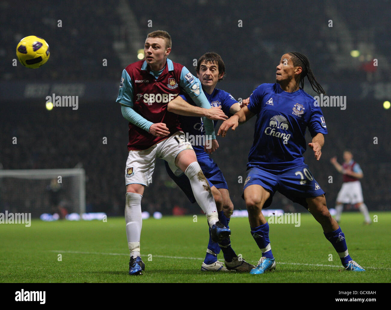 Freddie Sears, de West Ham United, est en compétition pour le ballon avec Leighton Baines et Steven Pienaar d'Everton lors du match de la Barclays Premier League à Upton Park, Londres. Banque D'Images