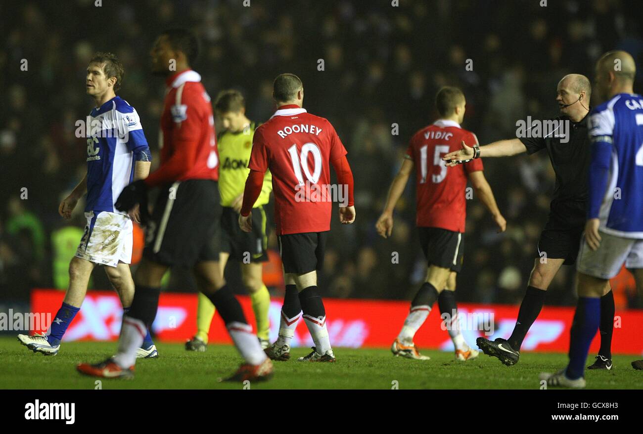 Football - Barclays Premier League - Birmingham City / Manchester United - St Andrew's.L'arbitre Lee Mason (2e à droite) offre sa main à Wayne Rooney de Manchester United après le coup de sifflet final Banque D'Images