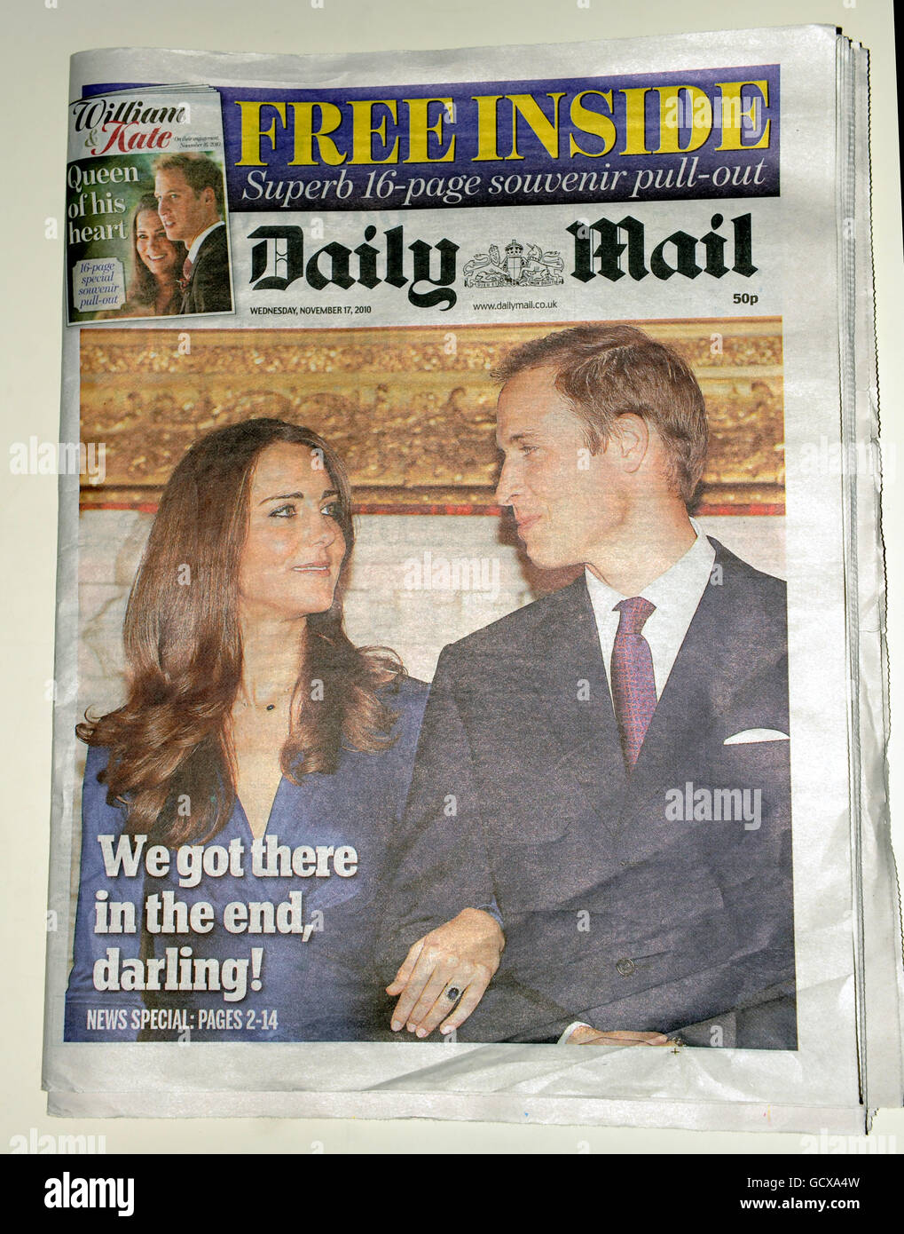 Couverture de la presse britannique de l'engagement du Prince William and Kate Middleton dans le Daily Mail Banque D'Images