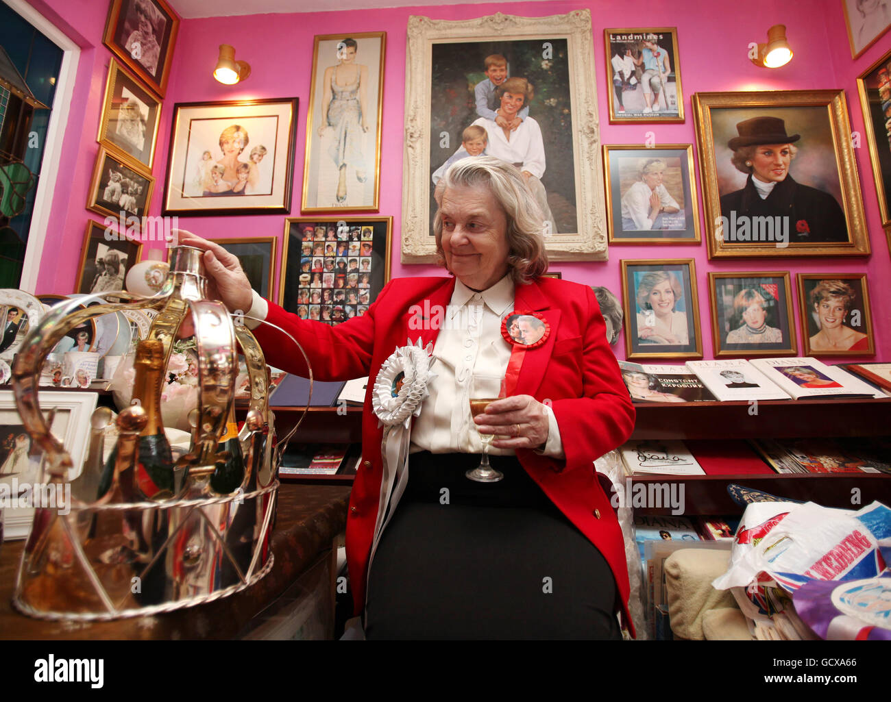 L'observateur royal Margaret Tyler fait l'annonce de l'engagement du prince William et de Kate Middleton dans la salle de la princesse Diana de sa maison à Wembley, dans le nord de Londres. Banque D'Images