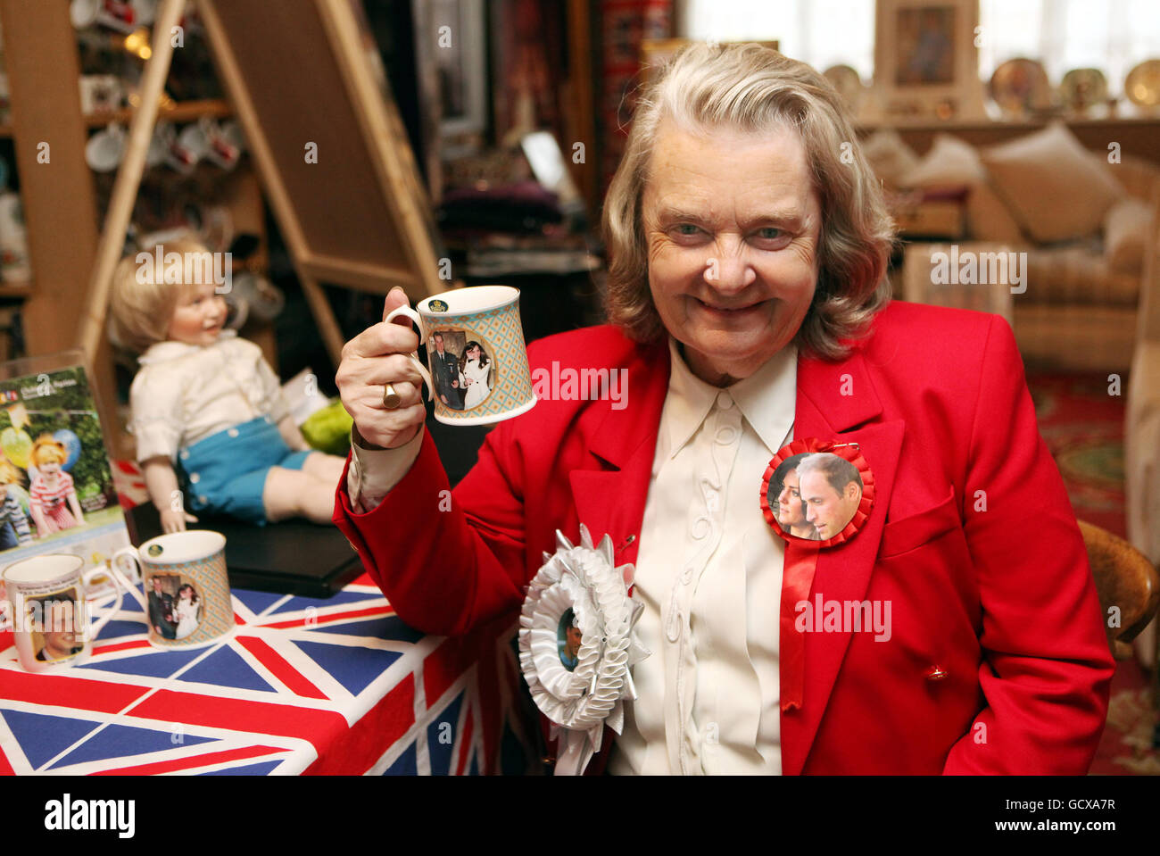 L'observateur royal Margaret Tyler boit une tasse de thé dans une tasse de William et de Kate alors qu'elle célèbre l'engagement du prince William et de Kate Middleton dans la salle de la princesse Diana de sa maison à Wembley, dans le nord de Londres. Banque D'Images