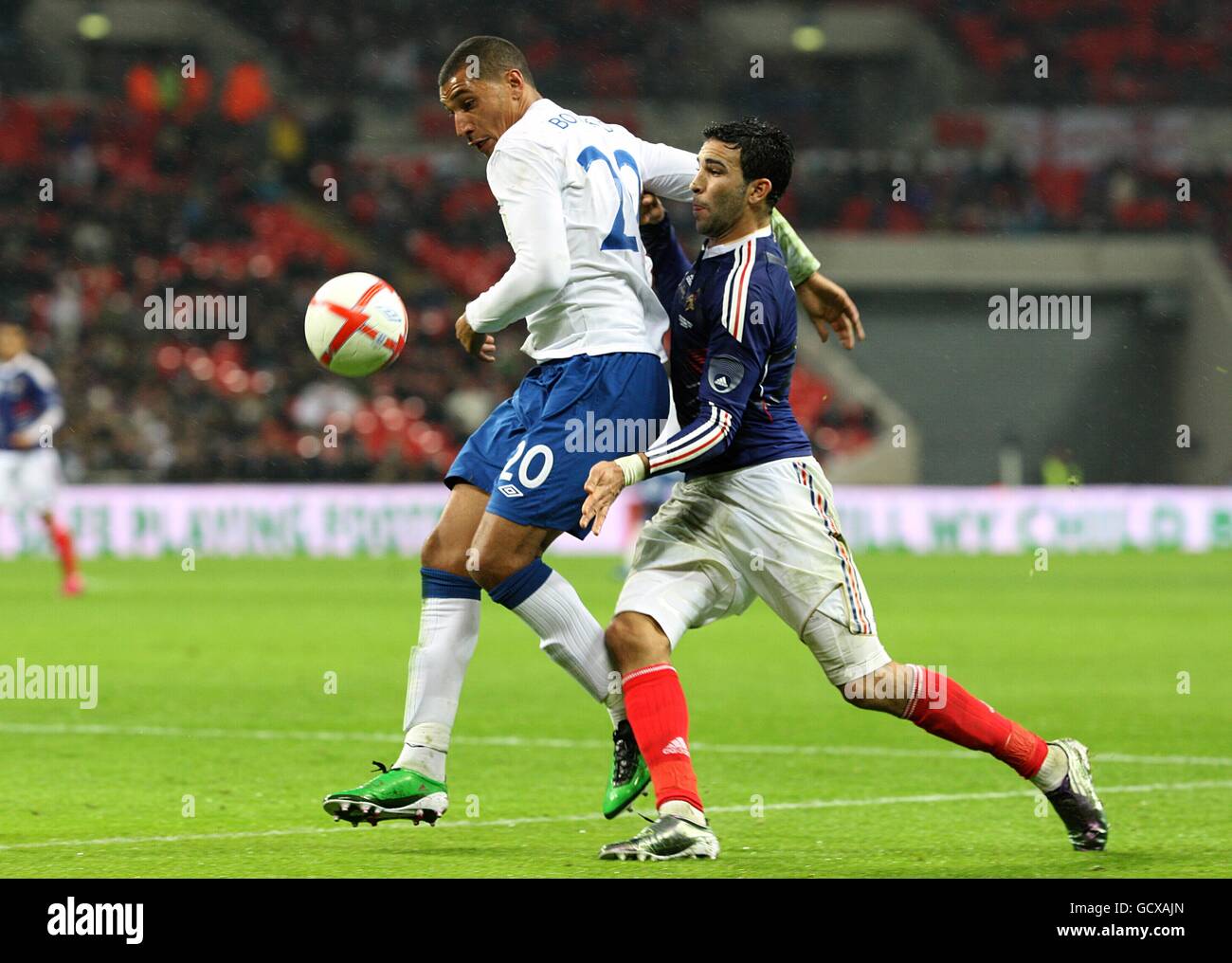 Jay Bothroyd (à gauche), en Angleterre, et Adil Rami, en France, se battent pour la balle Banque D'Images