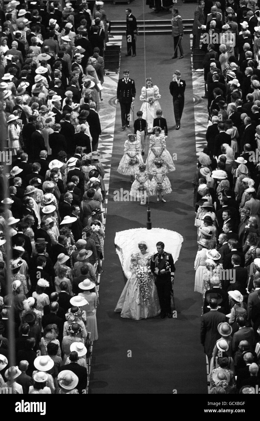 Le prince et la princesse de Galles descendent l'allée de la cathédrale Saint-Paul. Banque D'Images