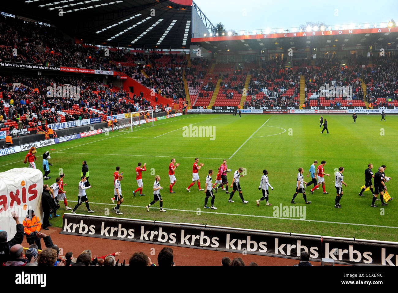 Les joueurs de Charlton Athletic et Yeovil Town se mettent en route le pas pour le match Banque D'Images