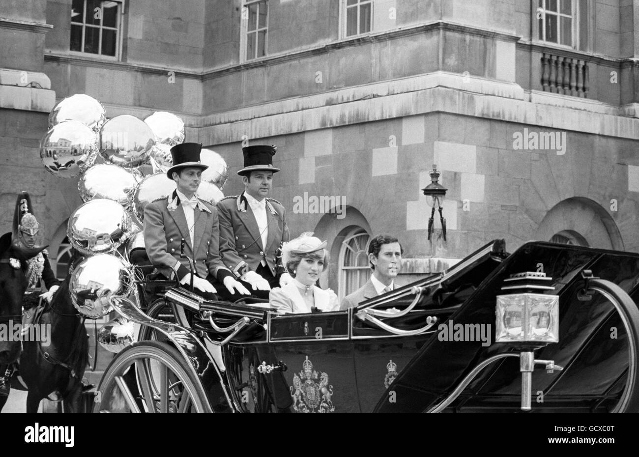 Le Prince et la Princesse de Galles descendent le long du Mall en direction de la gare de Waterloo pour commencer leur lune de miel. Banque D'Images