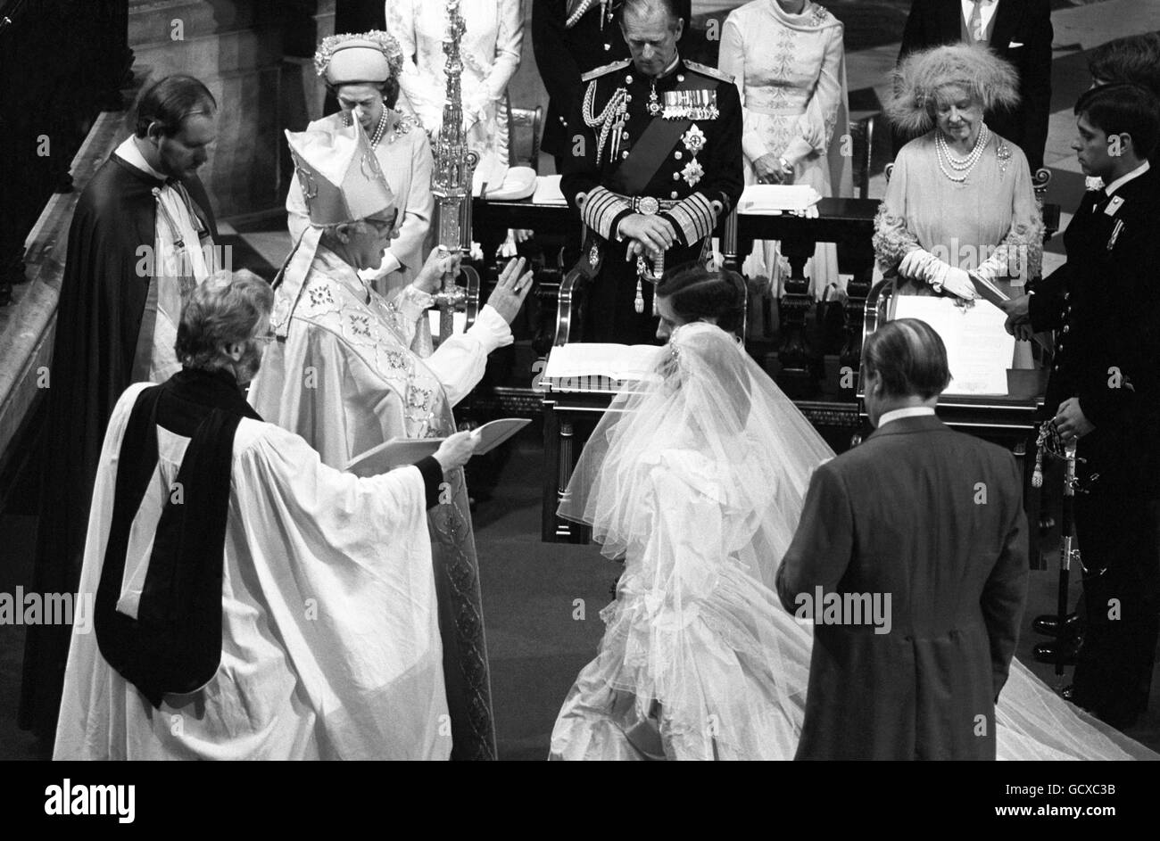 Le prince et la princesse de Galles s'agenouillent devant l'archevêque de Canterbury, Robert Runcie, pour une bénédiction lors de leur mariage à la cathédrale Saint-Paul. Banque D'Images