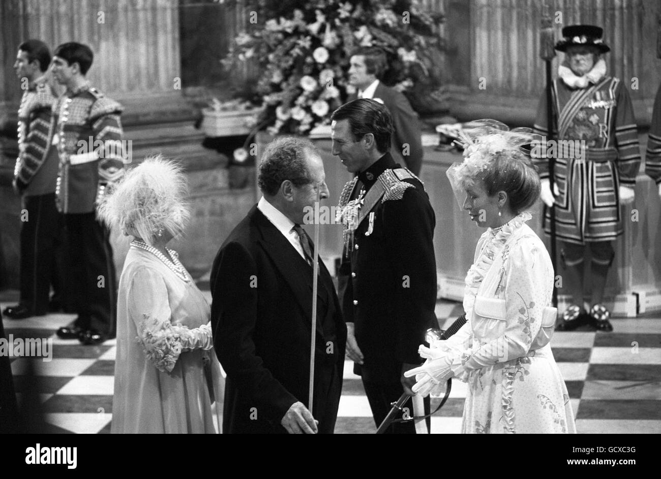 La Reine mère, à gauche, parlant avec le capitaine Mark Phillips, le mari de la princesse Anne, à droite, lors du mariage du prince de Galles et de Lady Diana Spencer à la cathédrale Saint-Paul. Banque D'Images