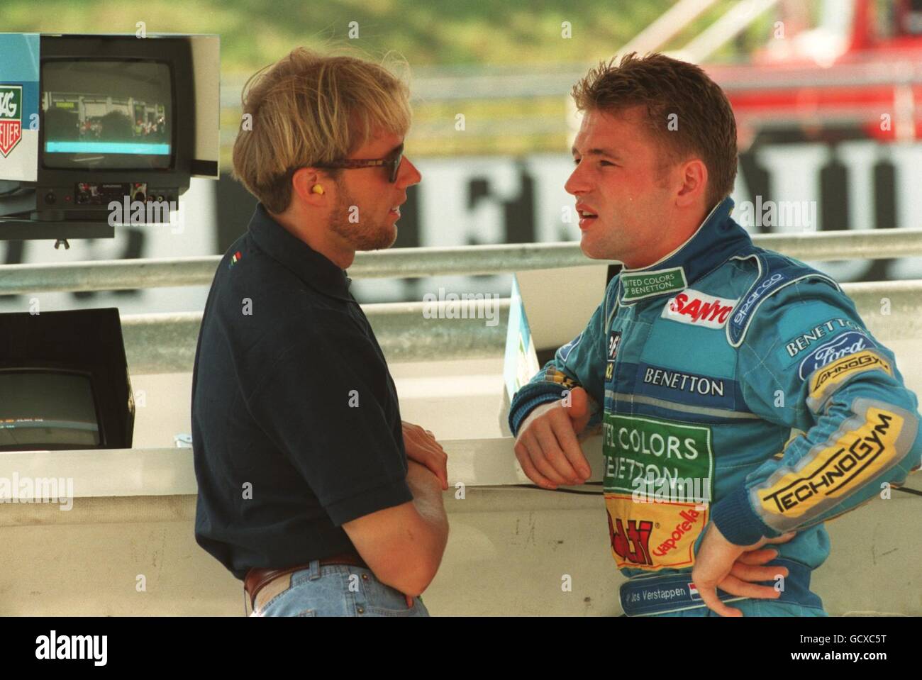 GRAND PRIX DE FRANCE. JOS VERSTAPPEN DISCUTE AVEC JJ LEHTO Banque D'Images