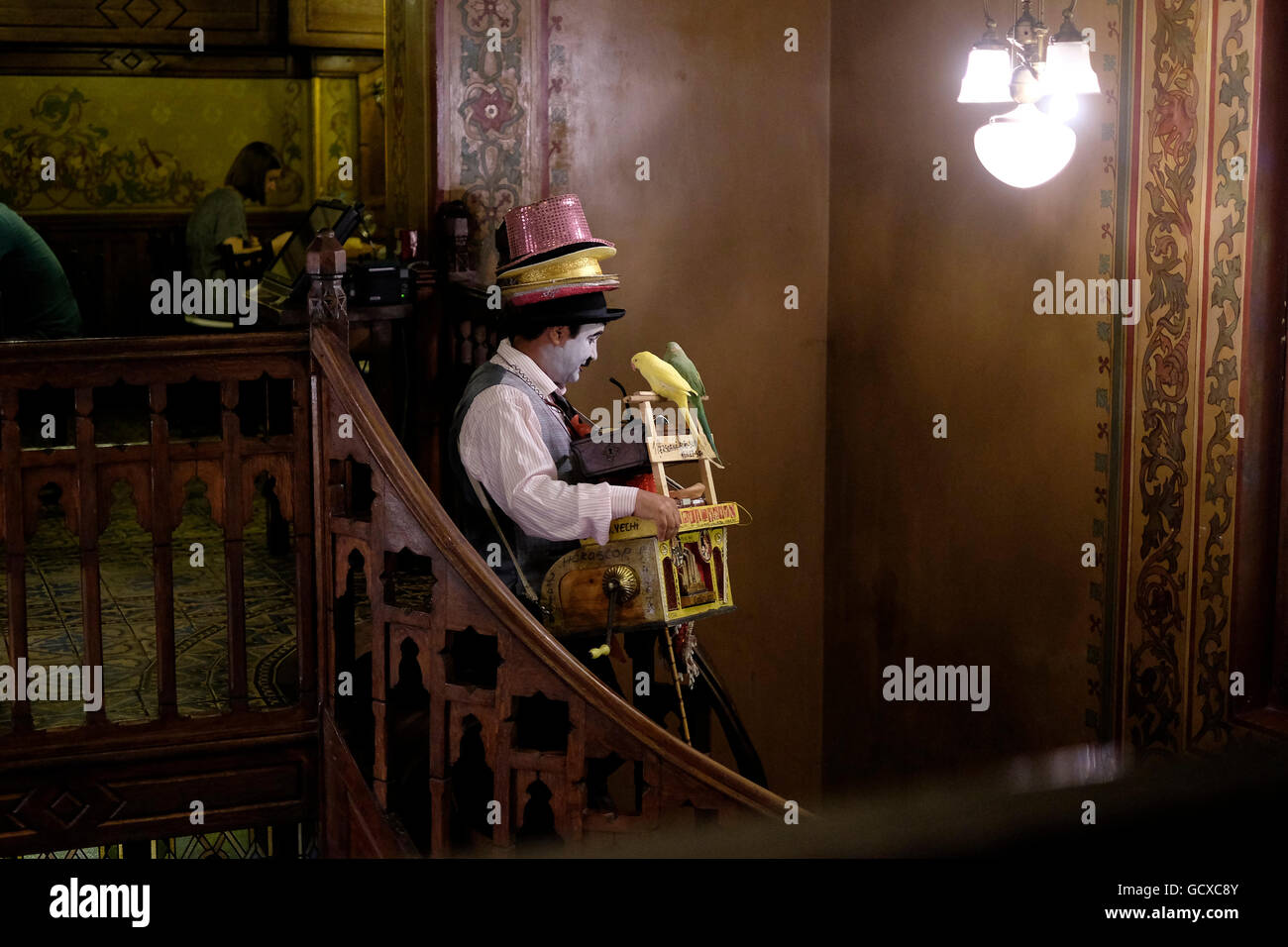 Un artiste de divertissement à l'intérieur de Caru' cu Bere un vieux bar et restaurant traditionnel roumain sur la rue Stavropoleos dans le quartier Lipscani de Bucarest, Roumanie Banque D'Images