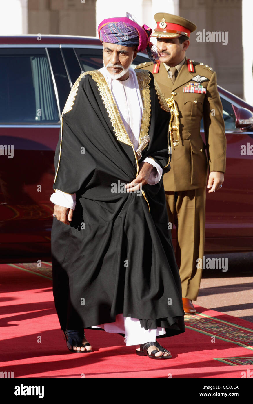 Queen visite le golfe. Sultan Qaboos bin Said arrive au Palais Al-Alam. Banque D'Images