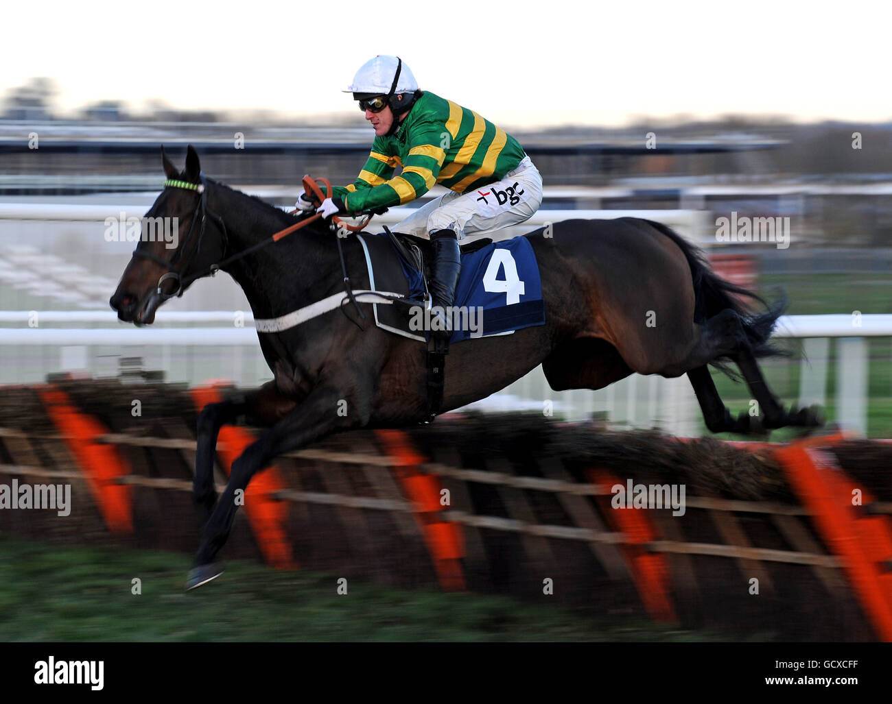 Tony McCoy Riding Kid Cassidy saute la dernière clôture pour gagner la course d'obstacles Sir Charles Clore V CIR CHD 1984 National Hunt Maiden. Banque D'Images